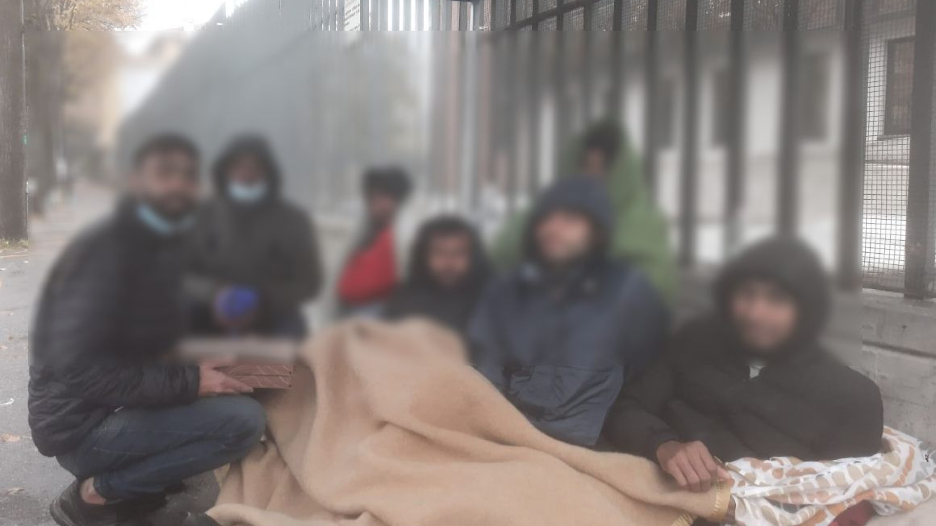 Mesi di cammino per arrivare qui: la storia di sette profughi da giorni sotto la Questura