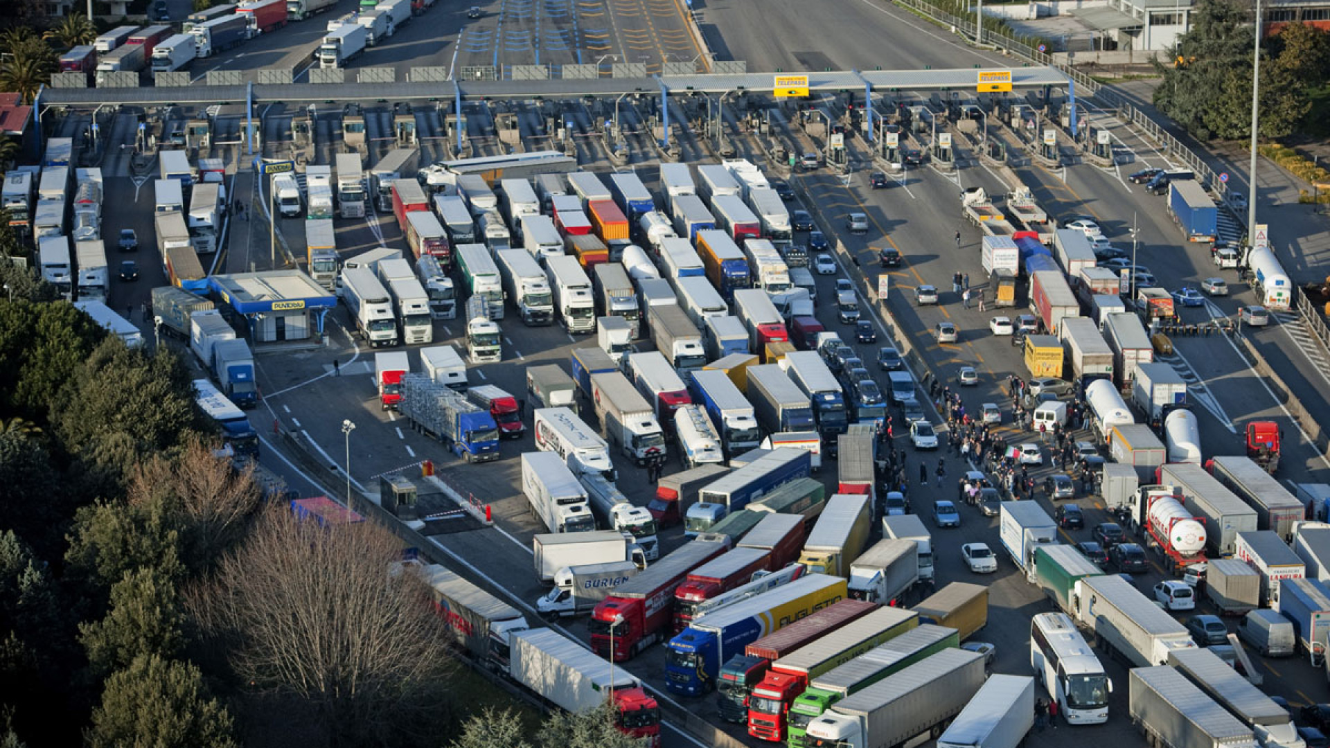 La crisi colpisce l'autotrasporto: cala il numero delle imprese rispetto al 2011