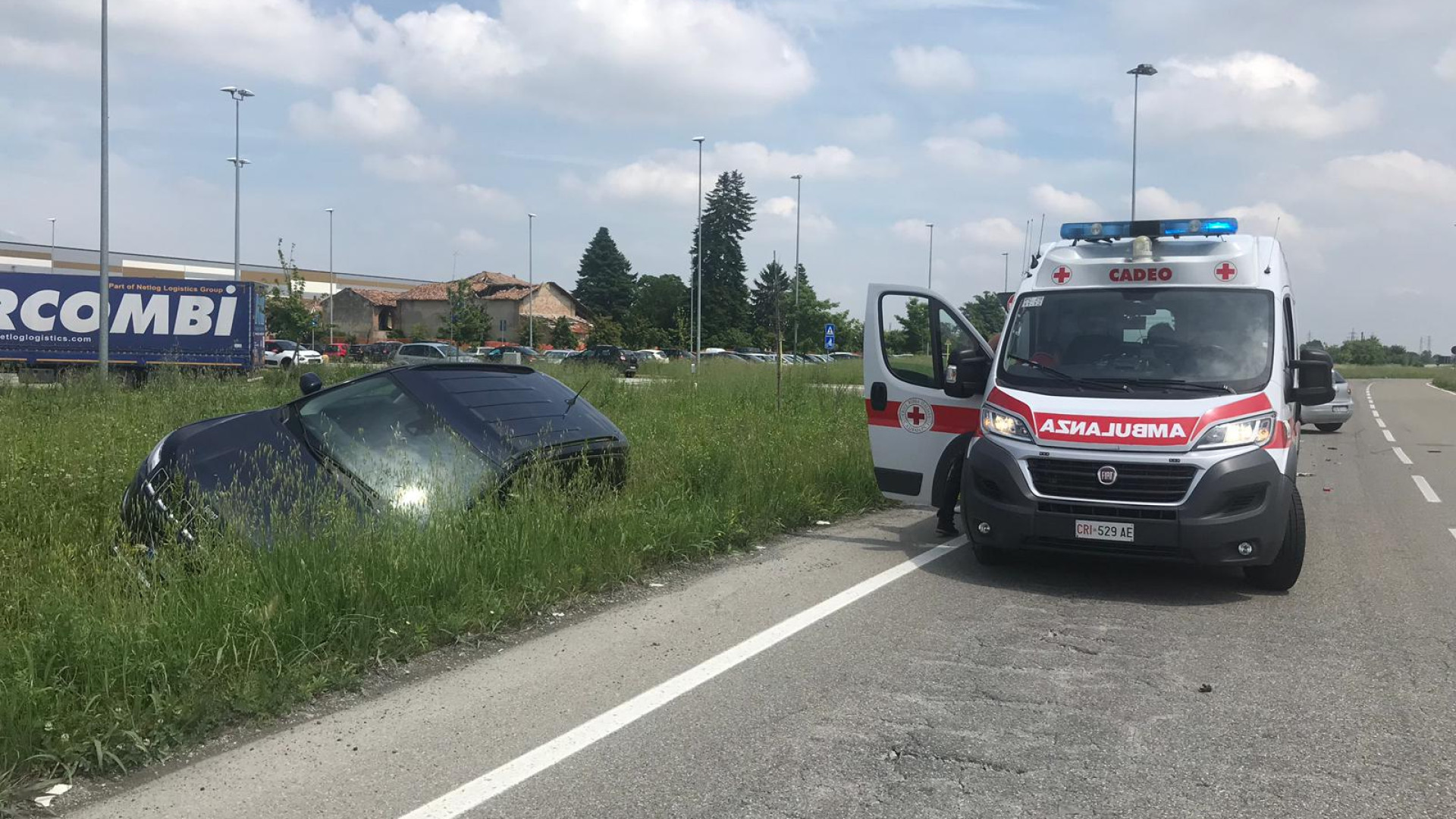 Schianto tra due auto, una finisce nel canale: due feriti