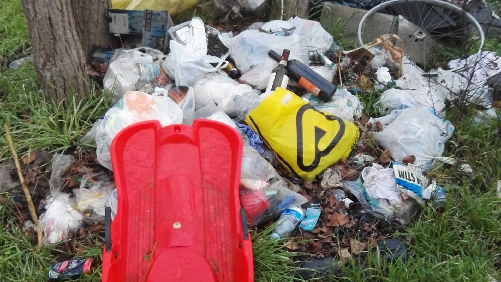 Isola Serafini, discarica abusiva ritrovata dal Carp Fishing