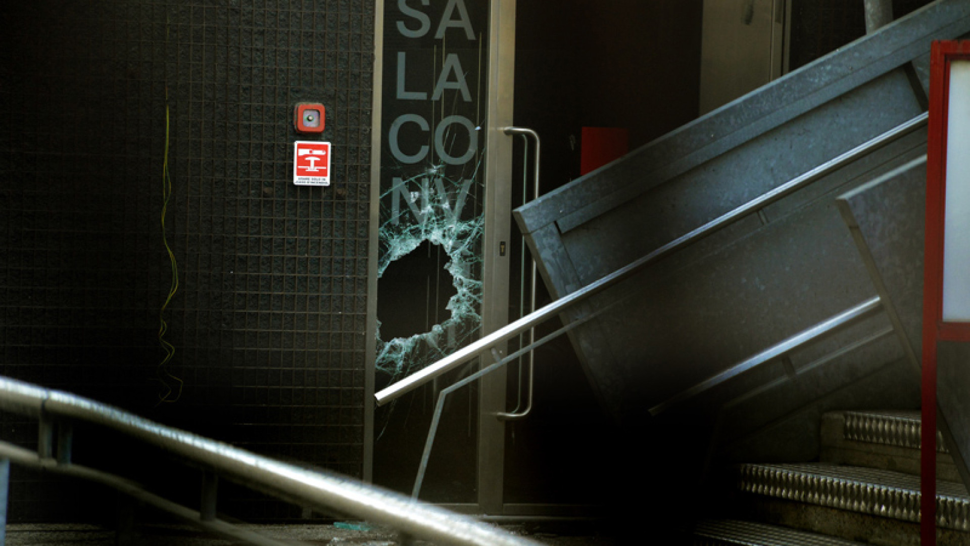 Prende a sassate la sede della Camera del lavoro: arrestato dalla polizia