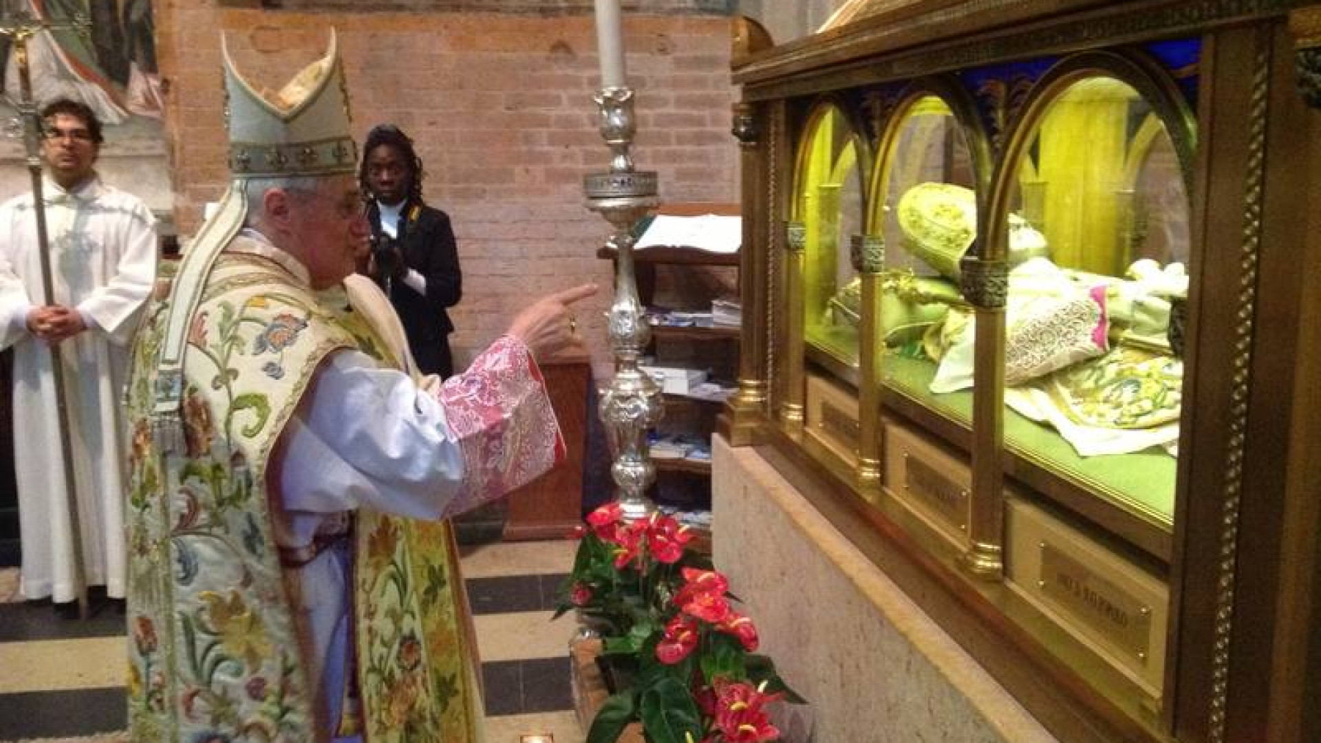 Messa in Duomo per l'urna di Scalabrini. Ambrosio: "Era portavoce di pace"