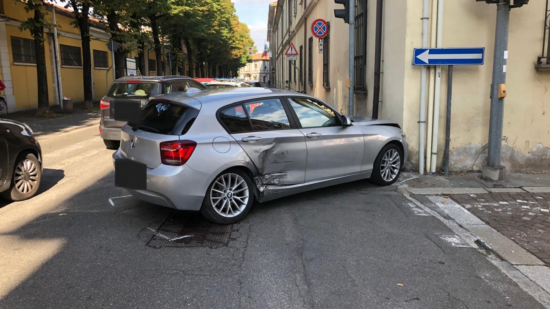 Auto urta furgone e finisce la corsa contro un palazzo in città: un ferito all'ospedale