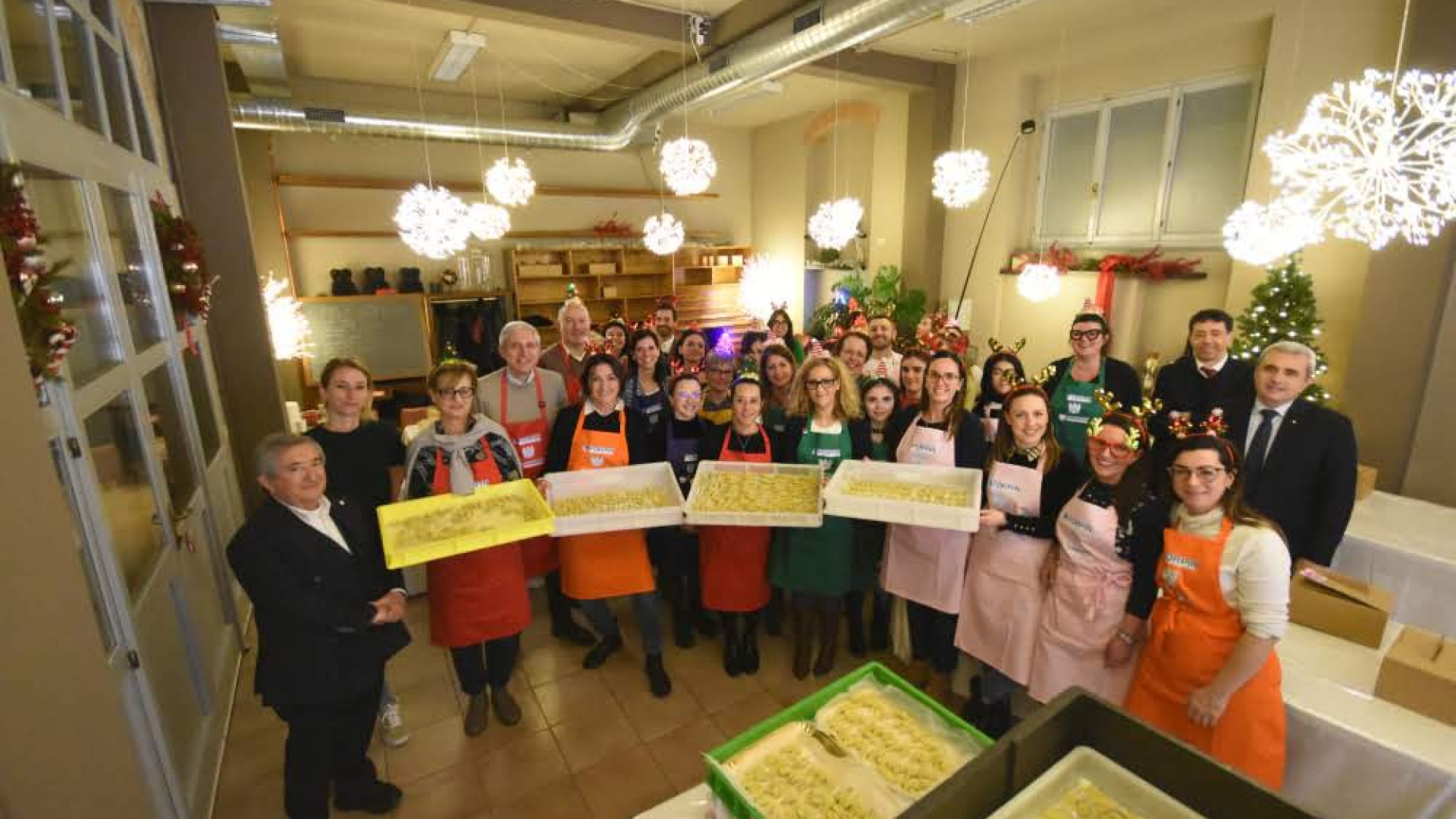 Dall'ufficio alla cucina 38 dipendenti preparano insieme i tortelli per Caritas