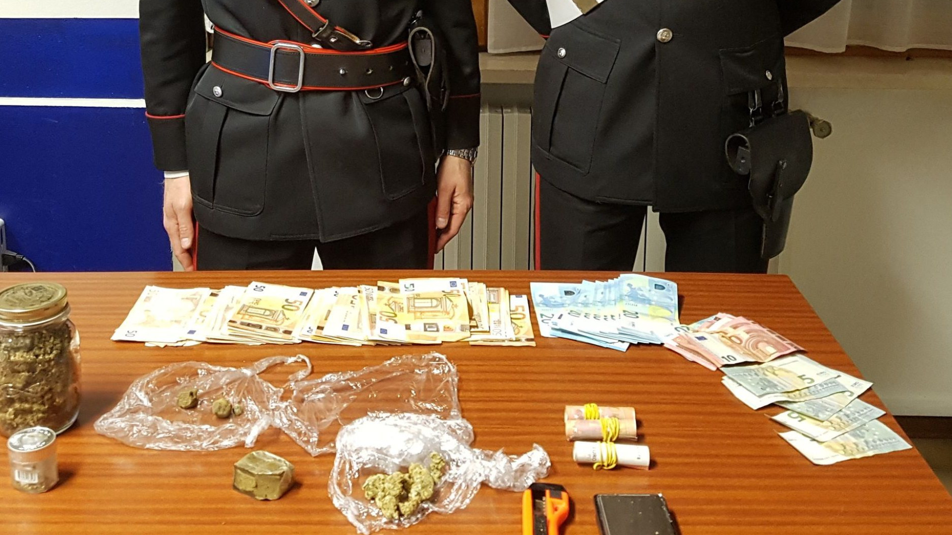 Droga in auto, serra di marijuana in garage: piacentino in manette