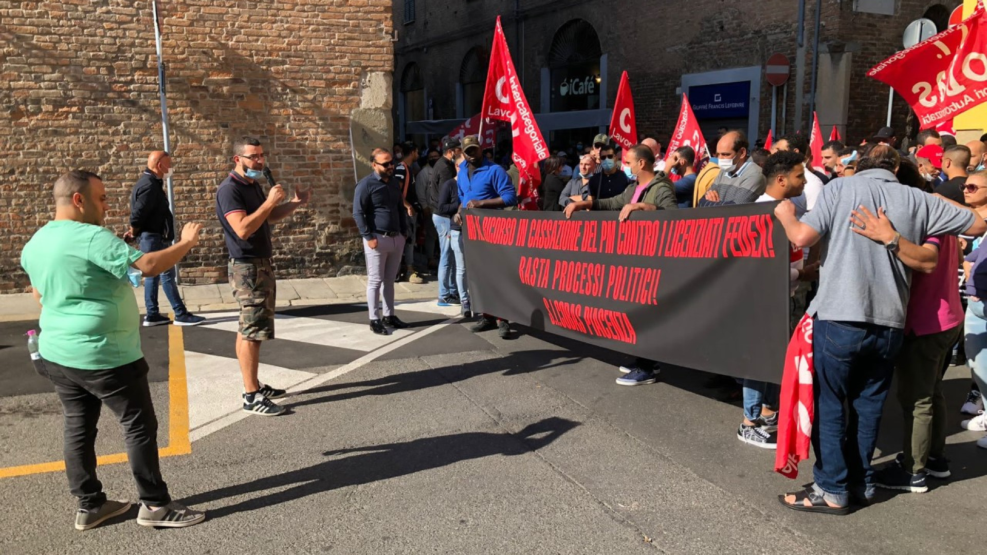 Fedex-Tnt, protesta dei Cobas davanti al tribunale contro il ricorso della Procura
