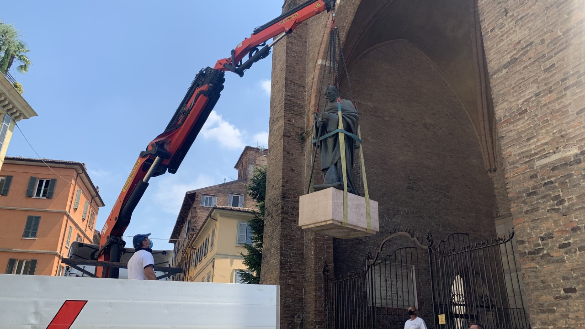 La statua di Gregorio X "vola" dall'atrio della basilica al giardino esterno