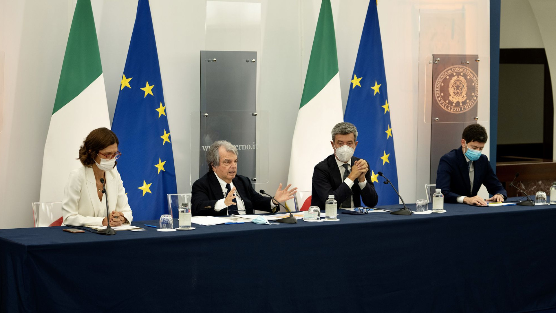 Senza green pass al lavoro sospensione senza stipendio o multa. Tamponi a 15 euro