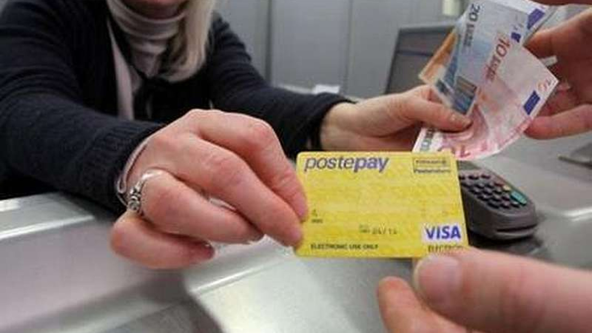 Truffa via sms, compila un modulo e le prelevano 2.600 euro dal conto della posta