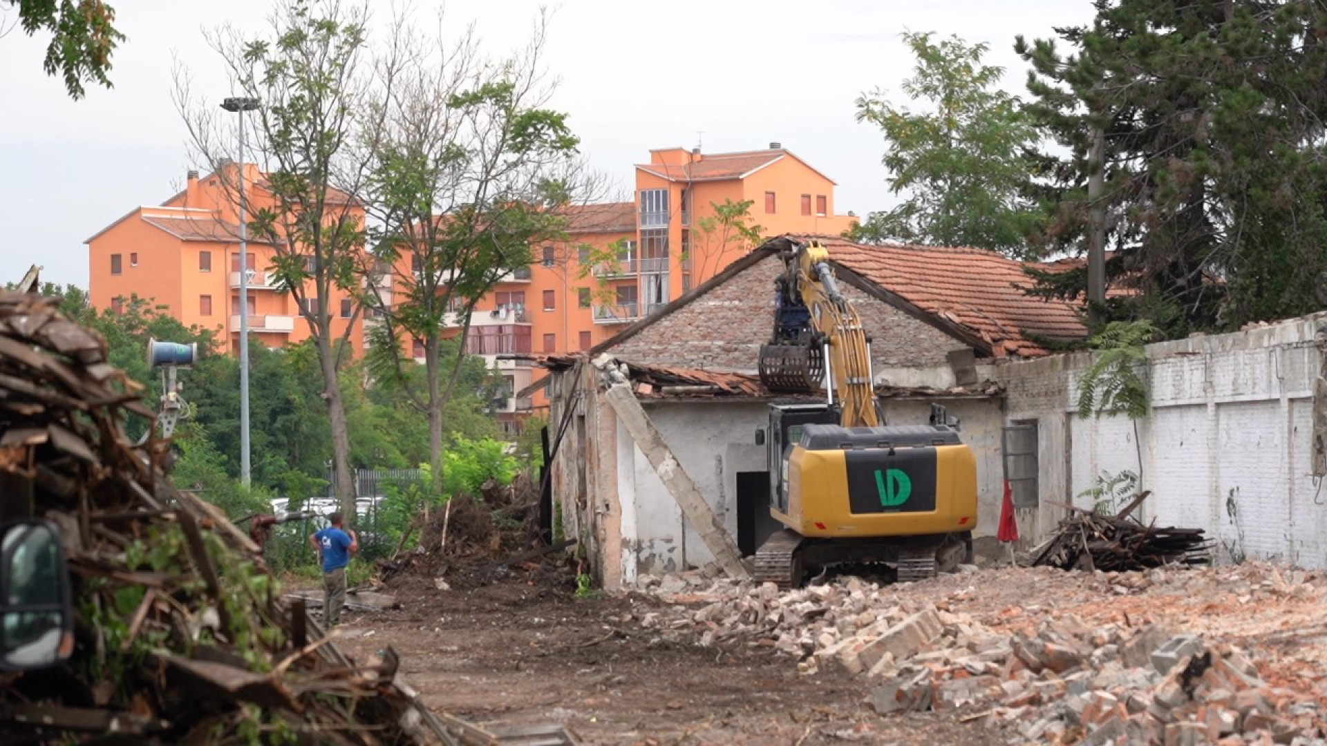 Ex caserma Zanardi Landi: ruspe al lavoro per la demolizione