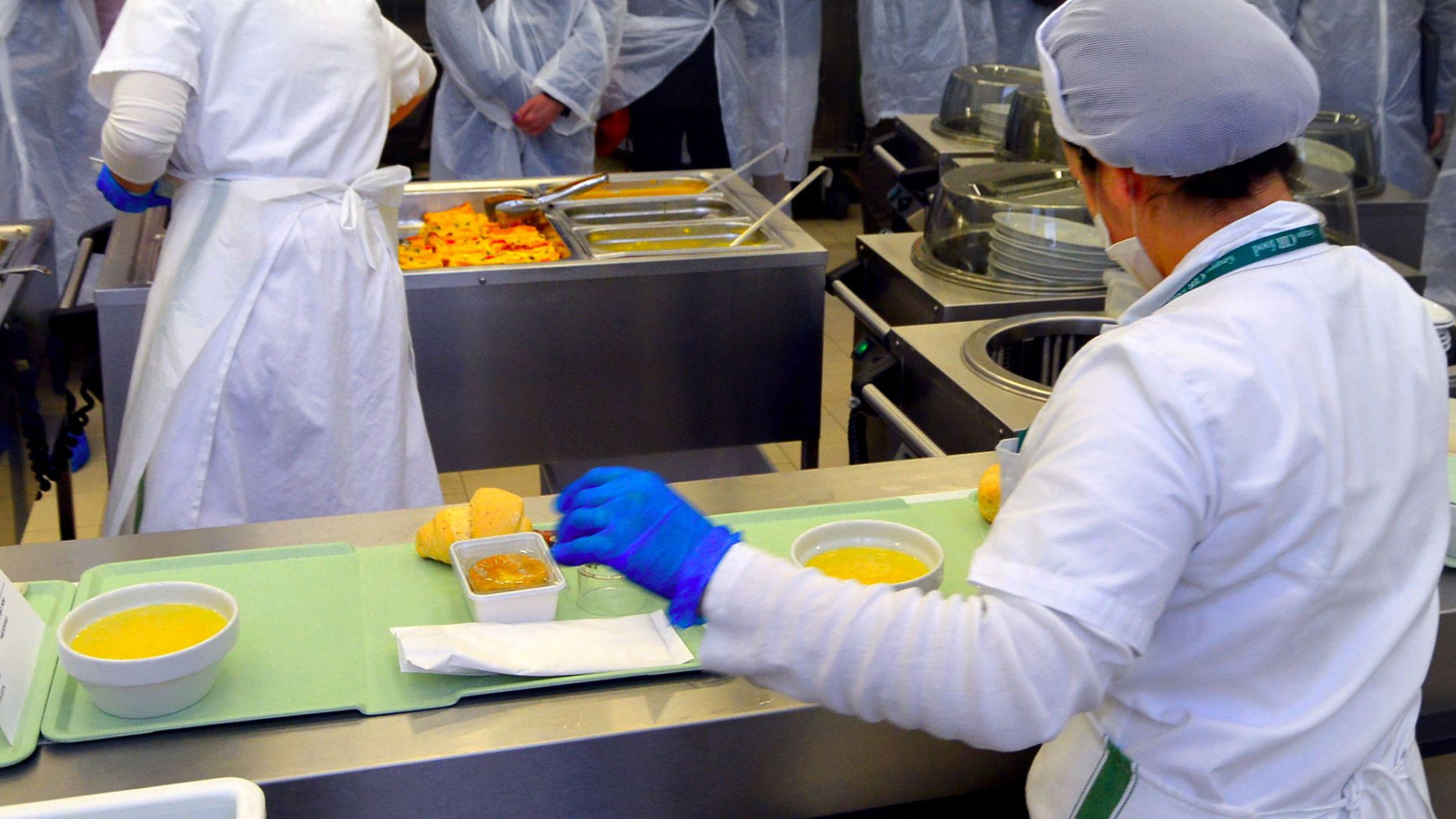 Il Comune: "Niente più pasti veicolati in 5 nuove scuole cittadine"