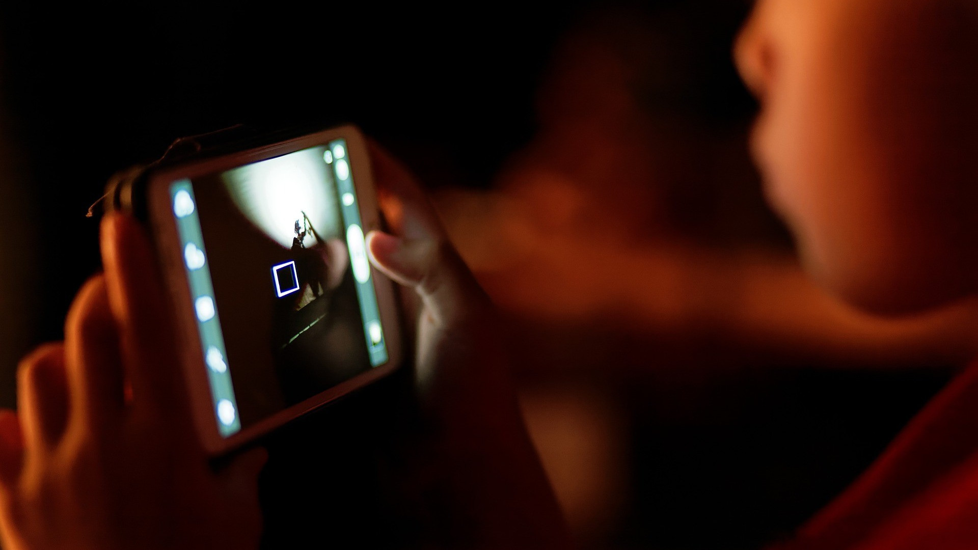Parla piacentino l’appello |per vietare l’uso dei cellulari |a chi ha meno di 14 anni