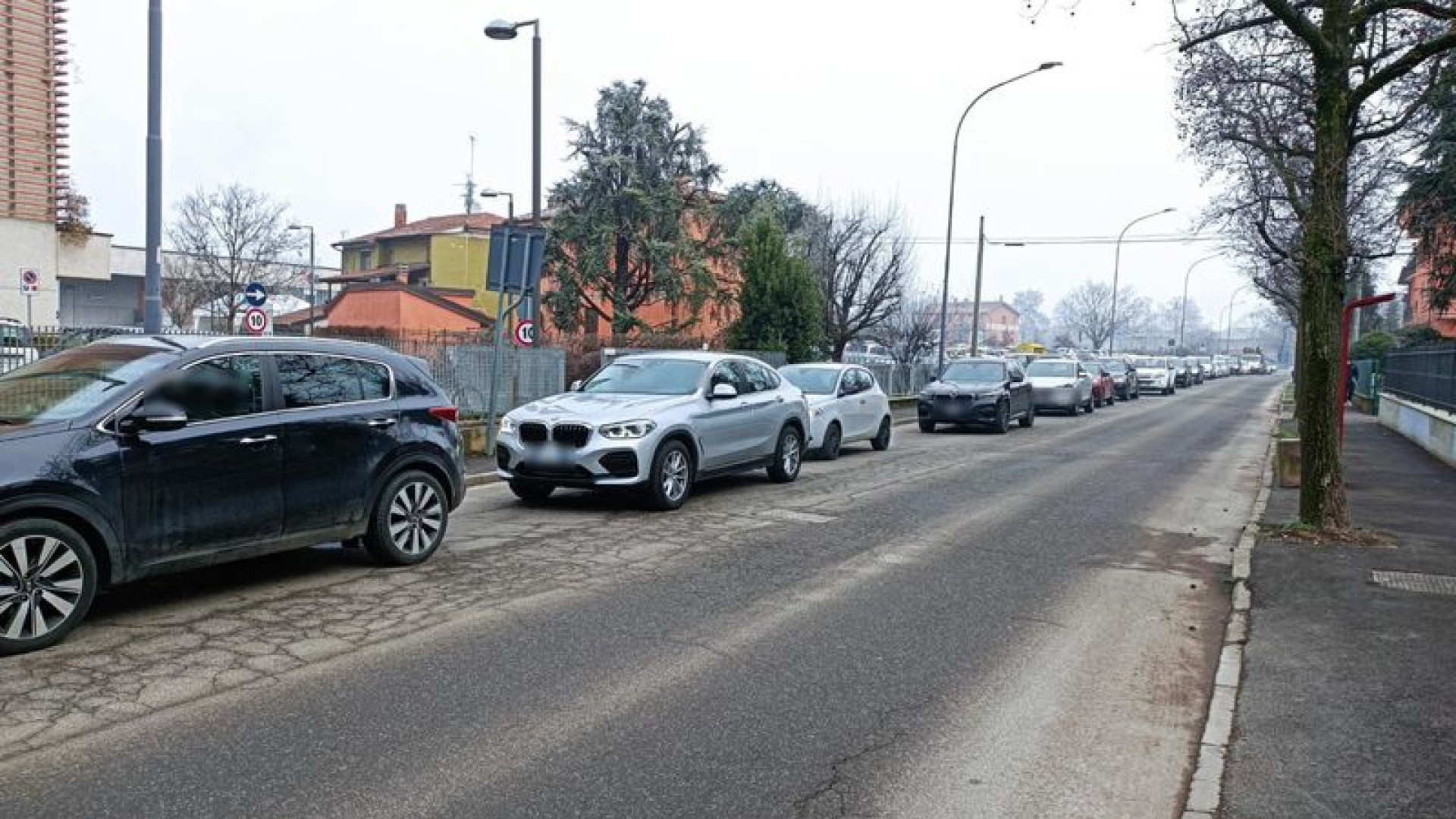 Code per il tampone in auto, riprendono gli allenamenti nei campi da calcio: è caos