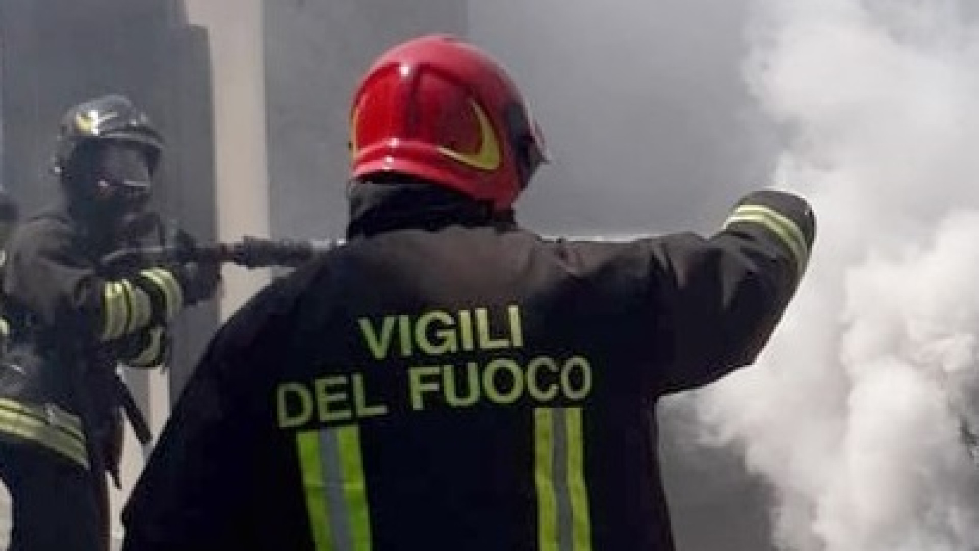 Furgone in fiamme, decisivo l'intervento di un benzinaio e dei vigili del fuoco