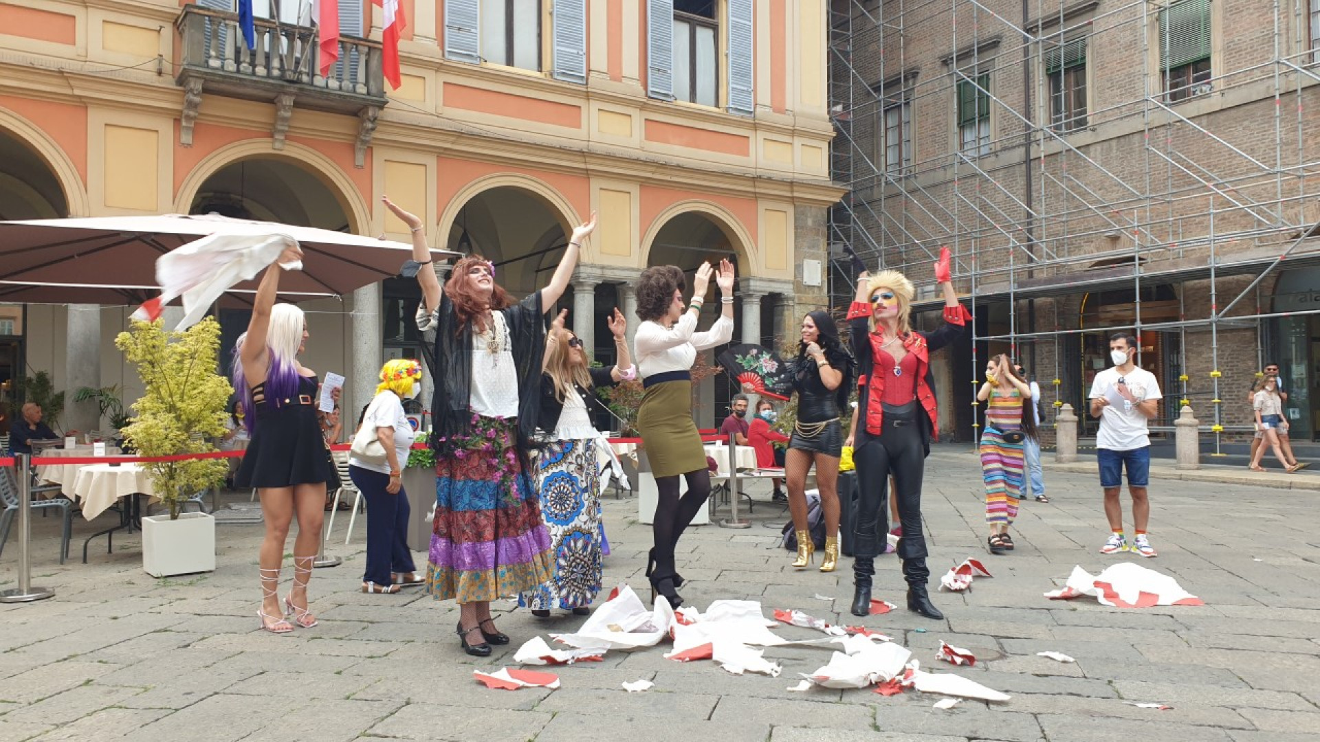 "Rumore": drag queen davanti al Comune strappano lo striscione "censura"