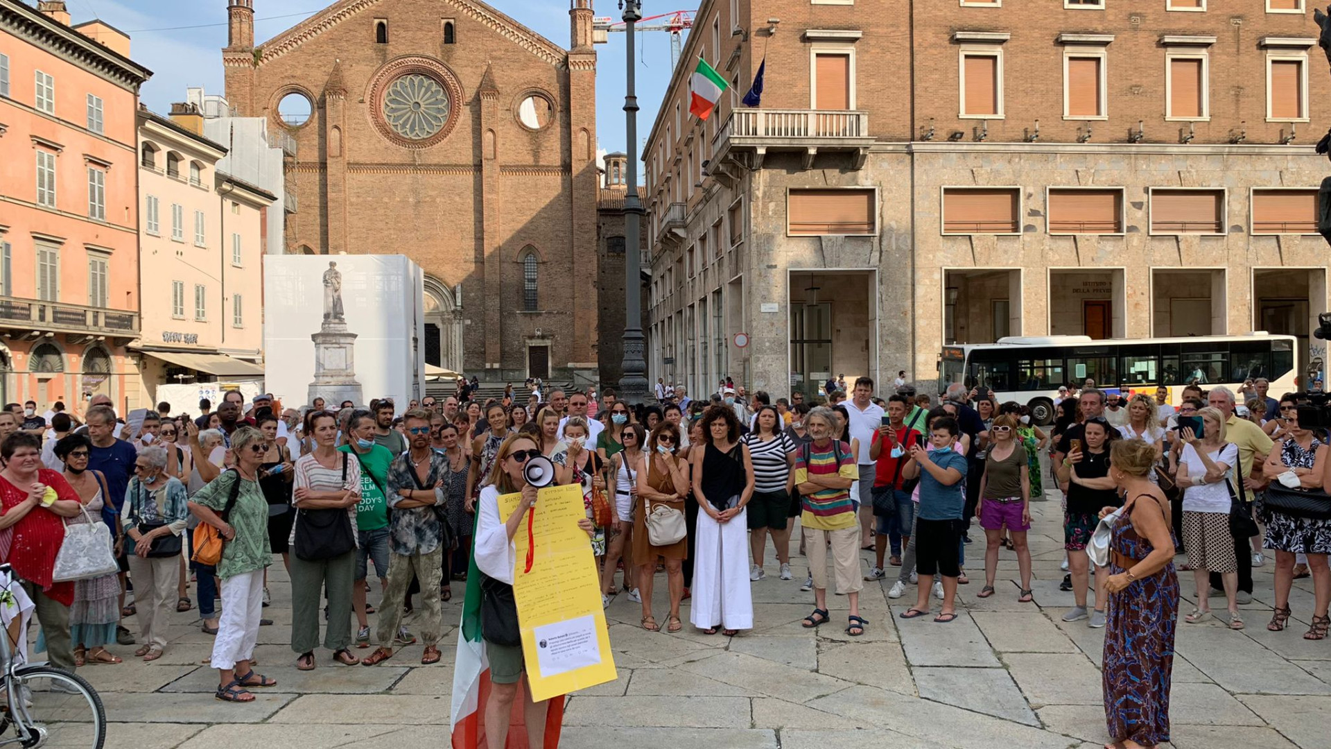 Al grido "libertà", centinaia di piacentini in piazza contro il Green pass obbligatorio