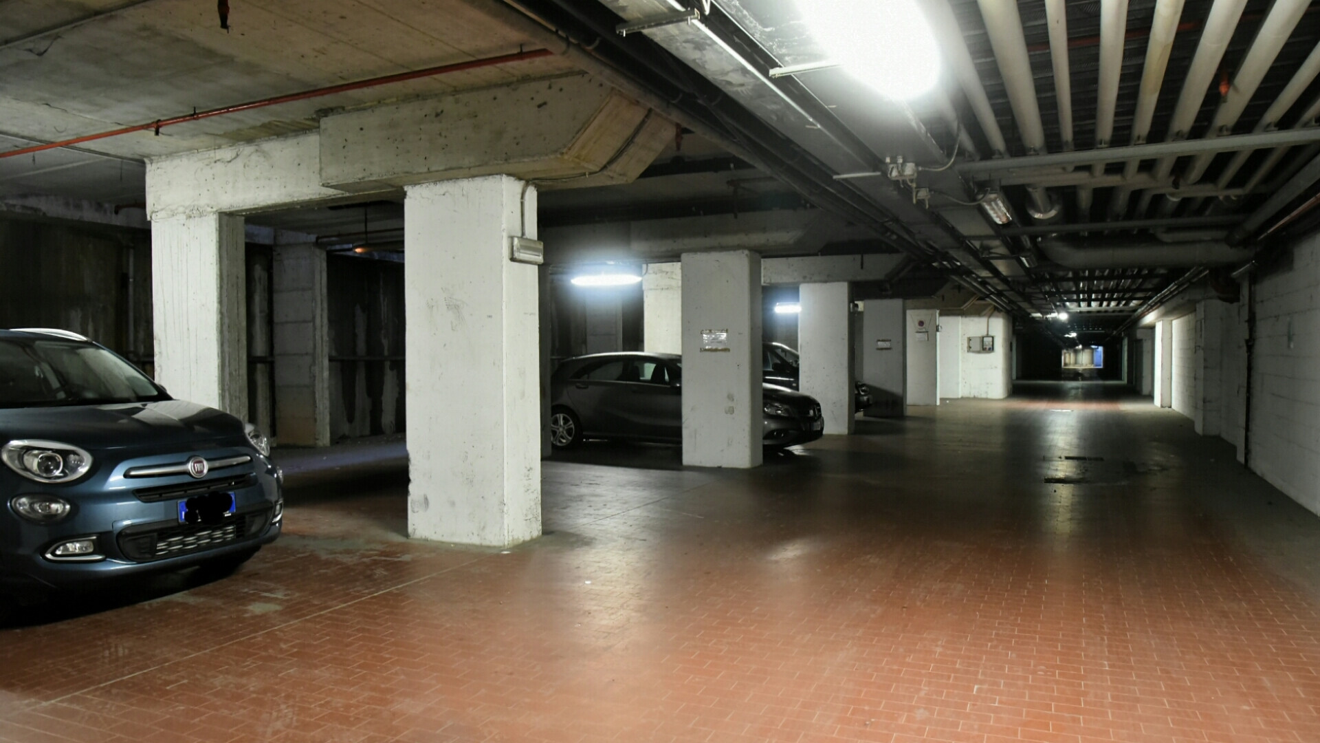 "Parcheggio inagibile", ma sotto Borgo Faxhall è pieno di auto che ignorano divieti e pericoli