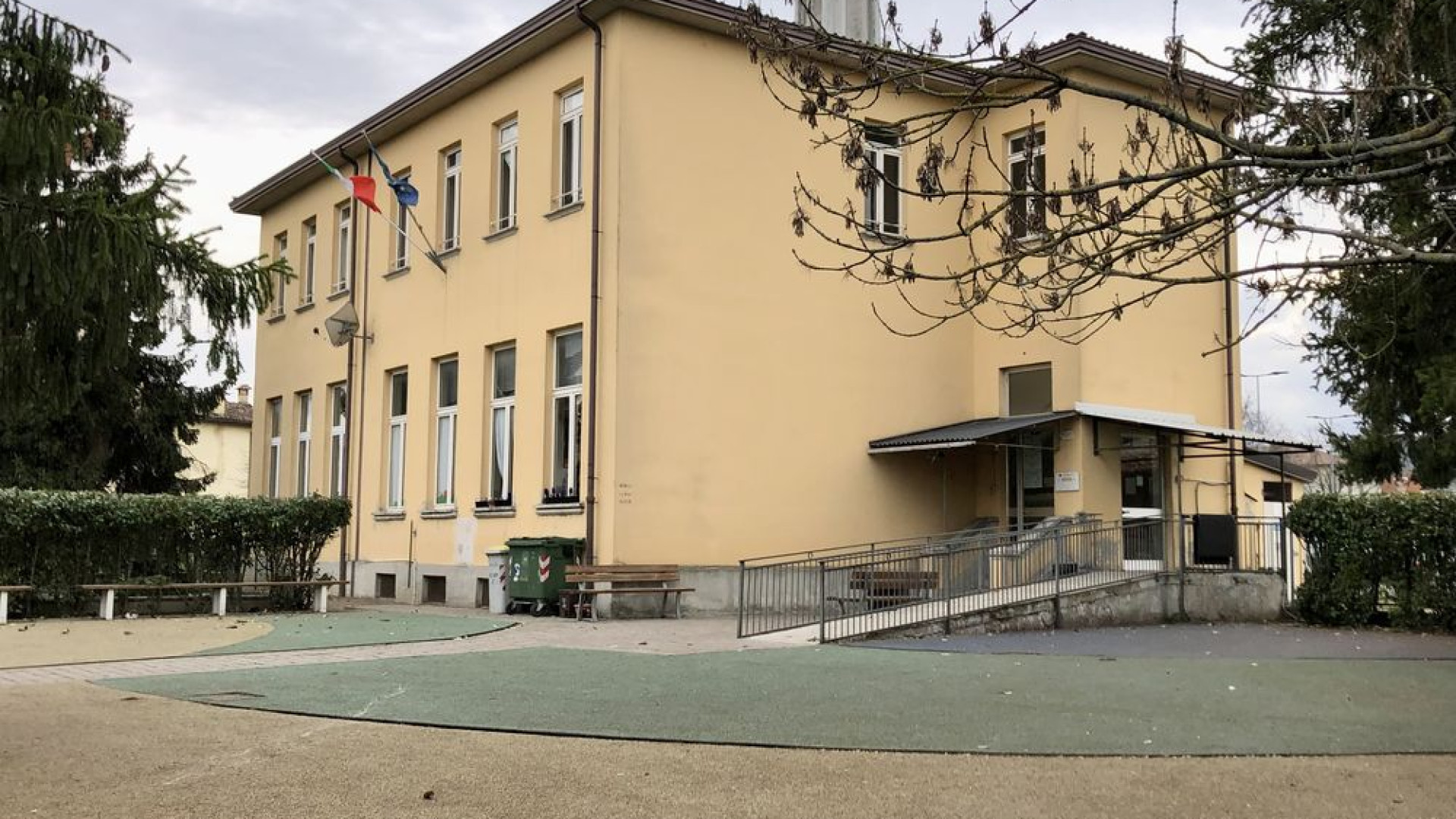 Oltre 700 firme in pochi giorni per salvare la scuola di Quarto. "Questa è un'oasi"