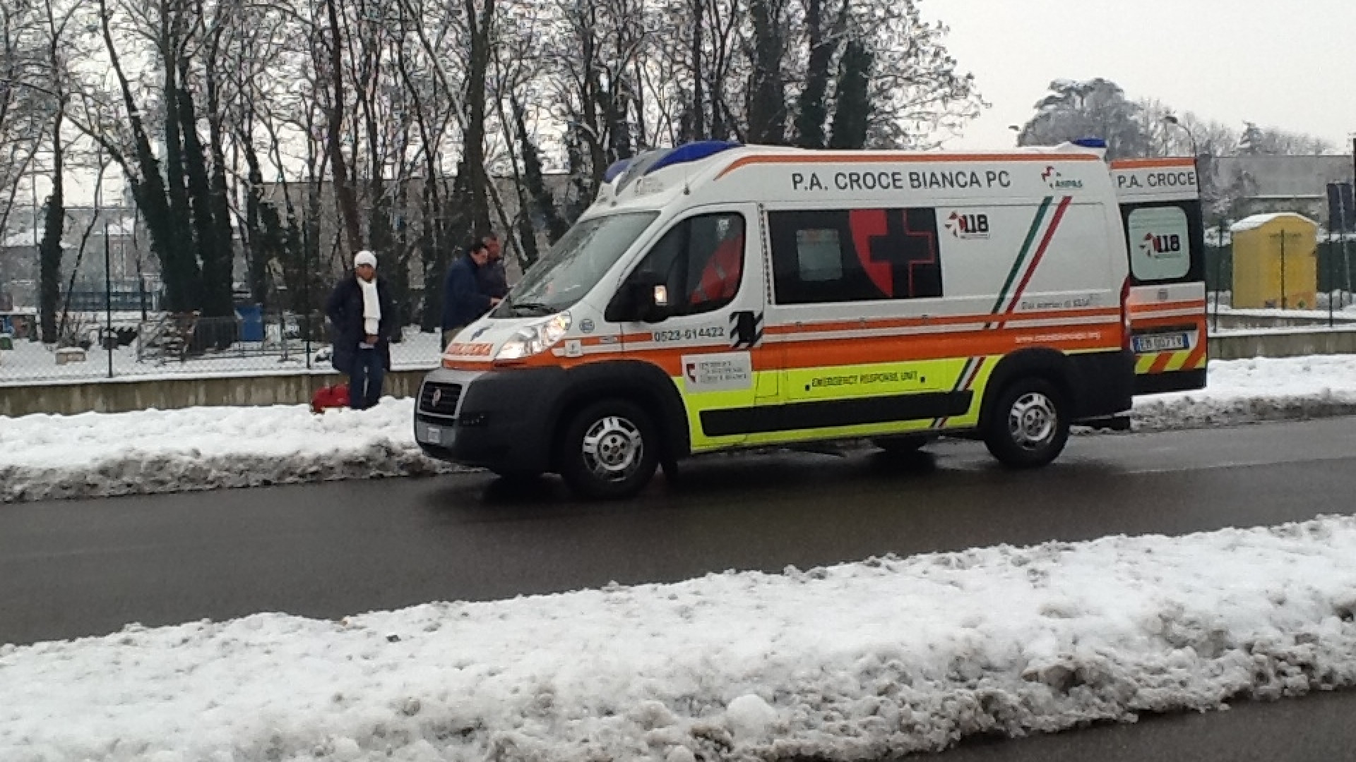 Marciapiedi ghiacciati e pedoni a rischio. Le polemiche dei cittadini