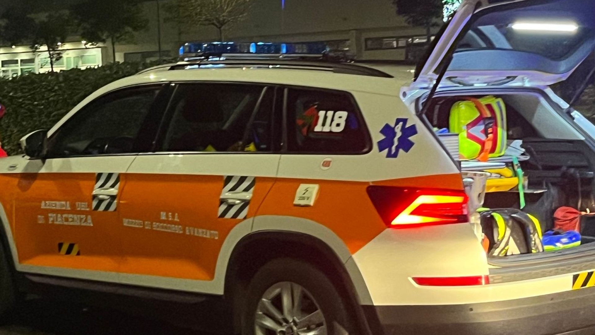 Insanguinato chiede aiuto in via Conciliazione: "Mi hanno picchiato e rapinato"