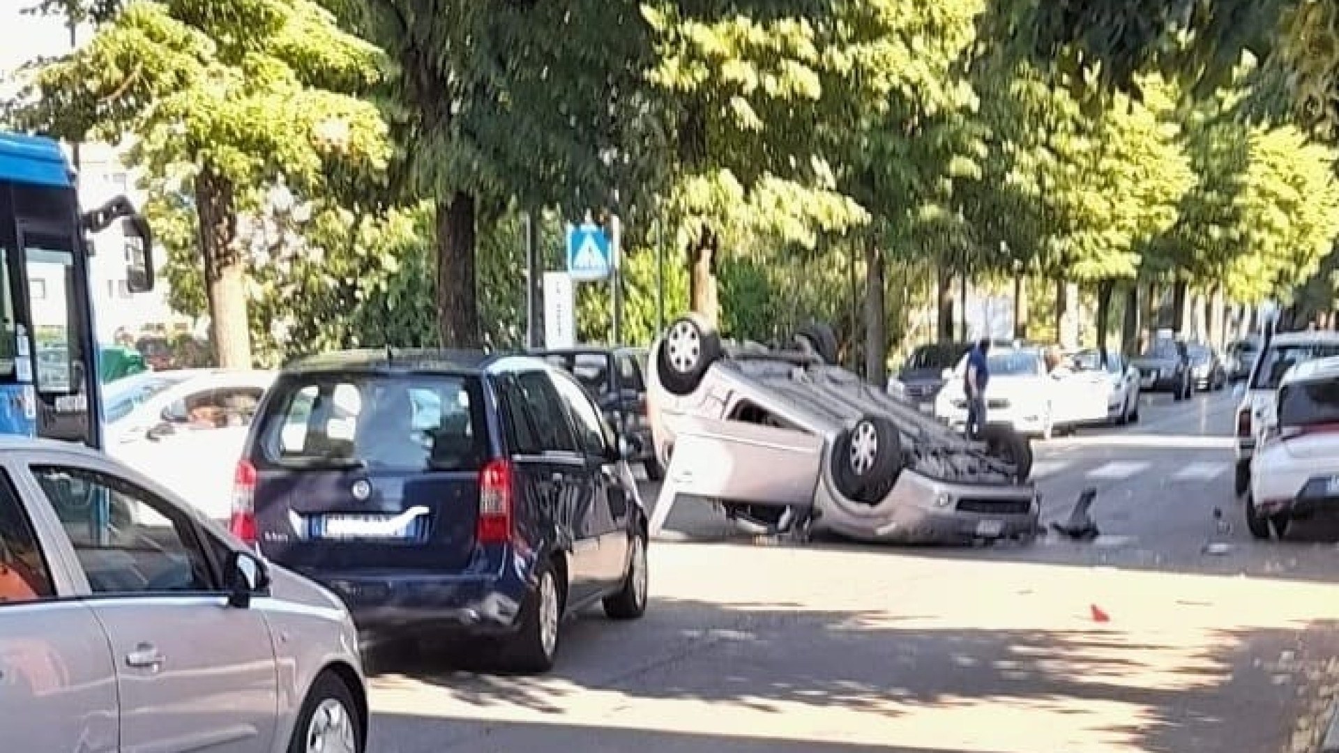 Strada Farnesiana, auto si ribalta dopo un incidente. Donna ferita, traffico in tilt