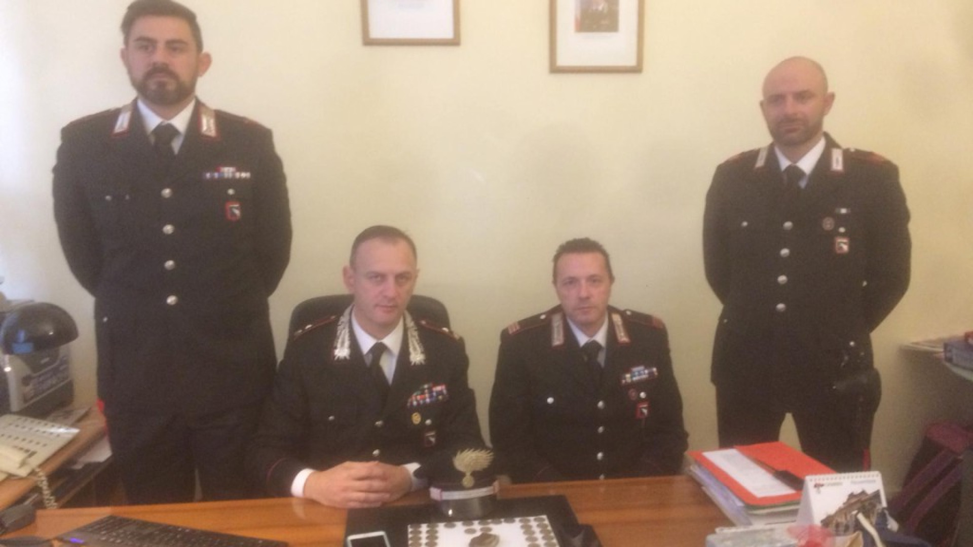 Cercano un clandestino armato, trovano droga. Arrestato un marocchino