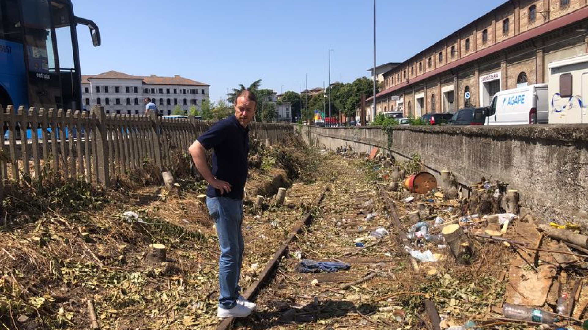 Degrado e pericolo: pulizia dei vecchi binari militari di via dei Pisoni e della ciclabile