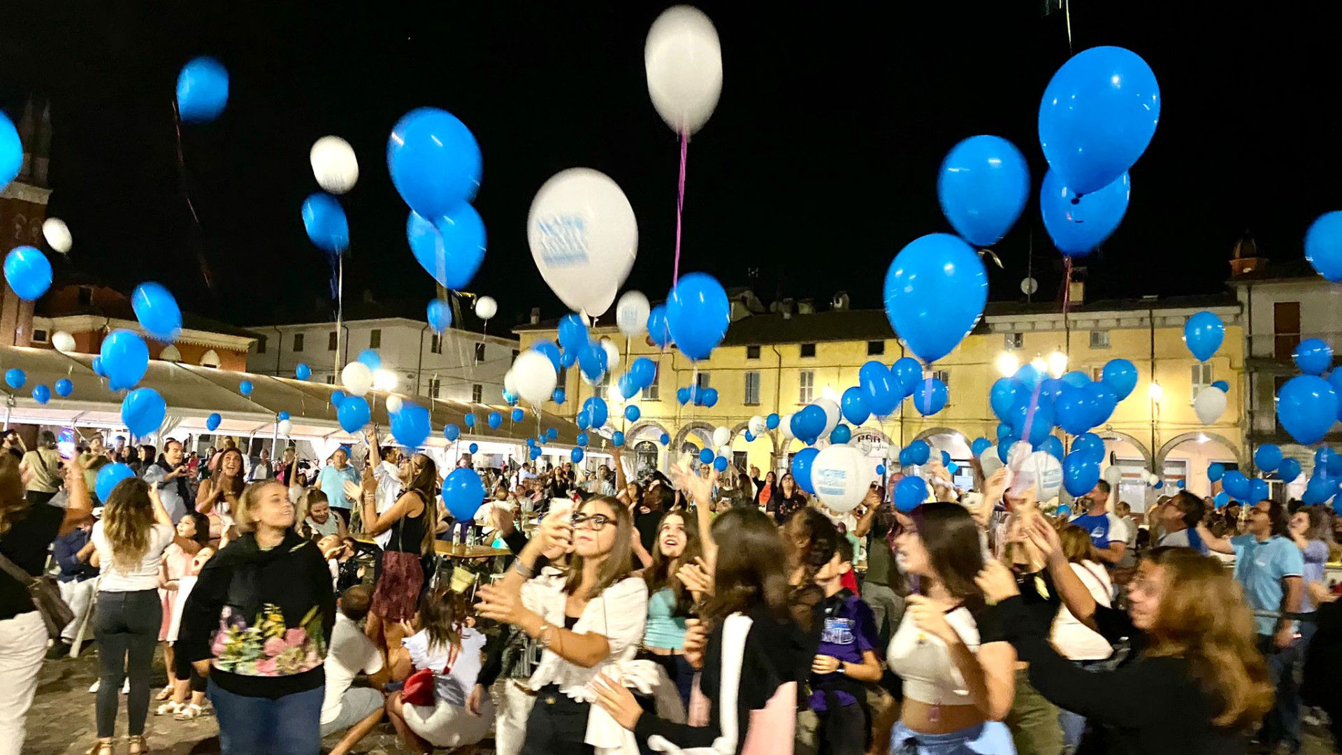 Palloncini al cielo nella Notte per gli angeli: musica e solidarietà a Cortemaggiore