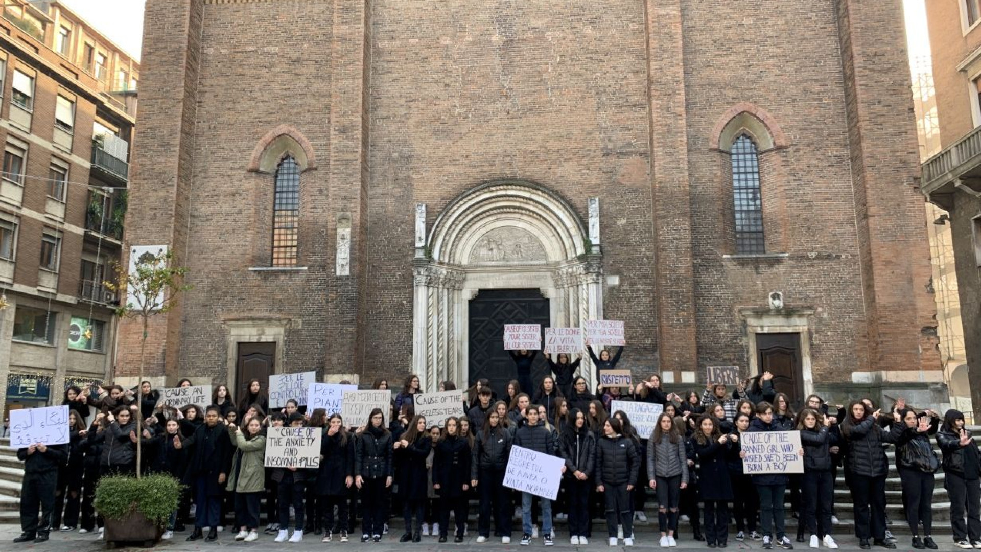 Cartelli in ogni lingua contro la violenza alle donne: flash mob di studenti Colombini