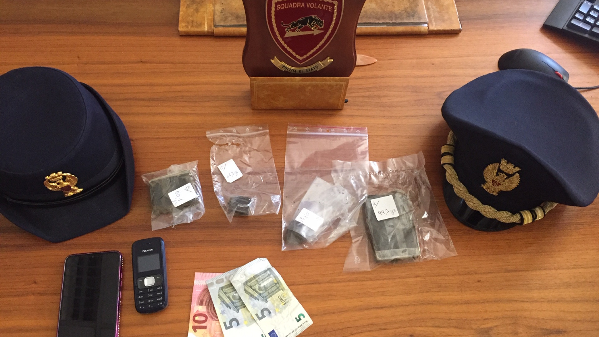 Al bar con un etto e mezzo di hashish nelle mutande: 23enne in manette