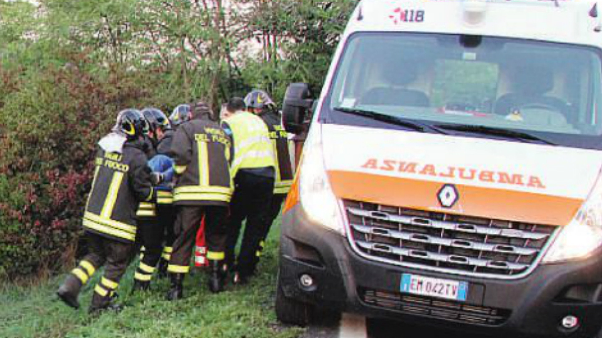 Auto fuori strada a Castelnuovo. Prognosi riservata per un 27enne