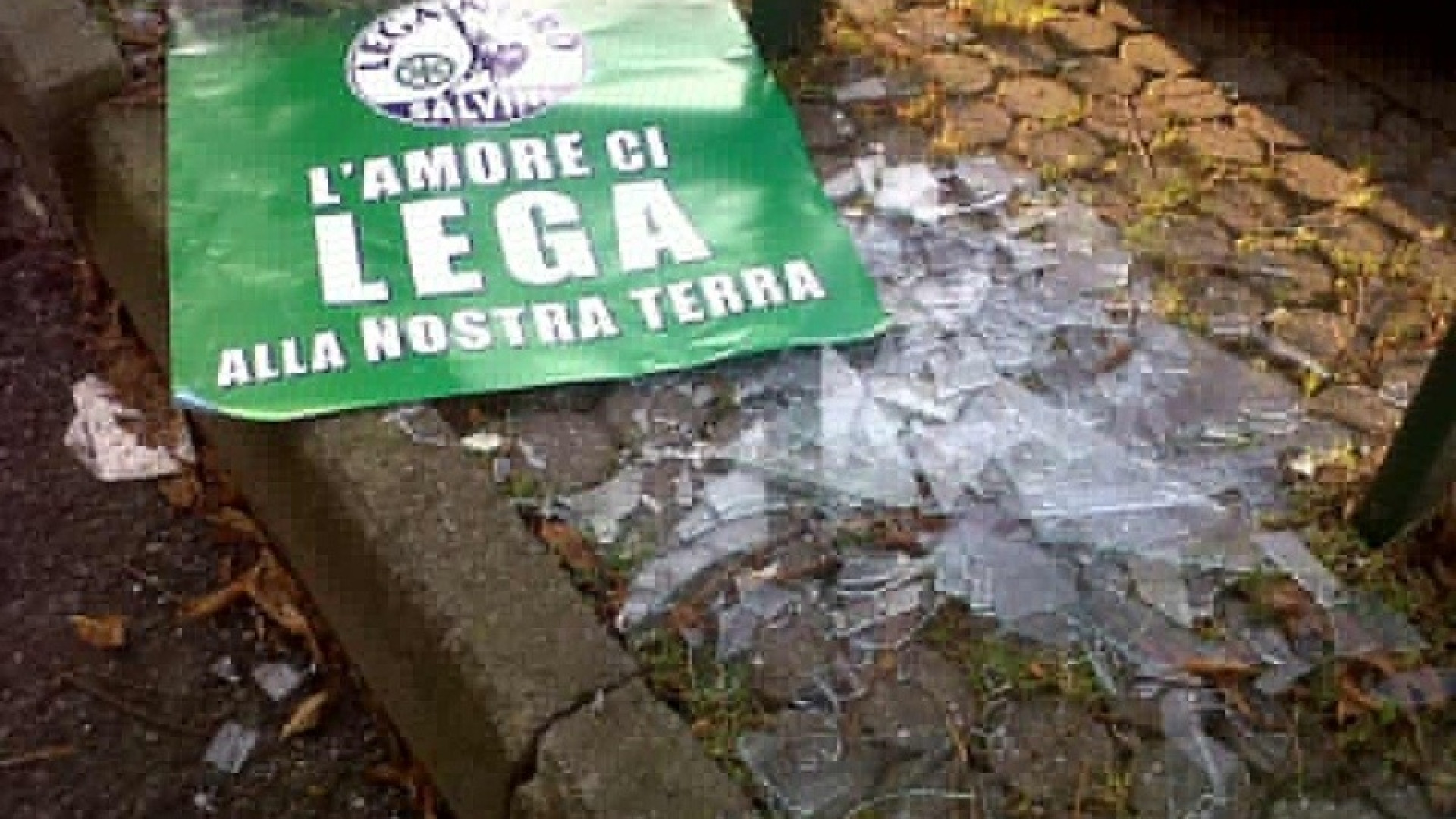 Rivergaro, in frantumi la bacheca della Lega. Rancan: "Lotteremo ancor di più"