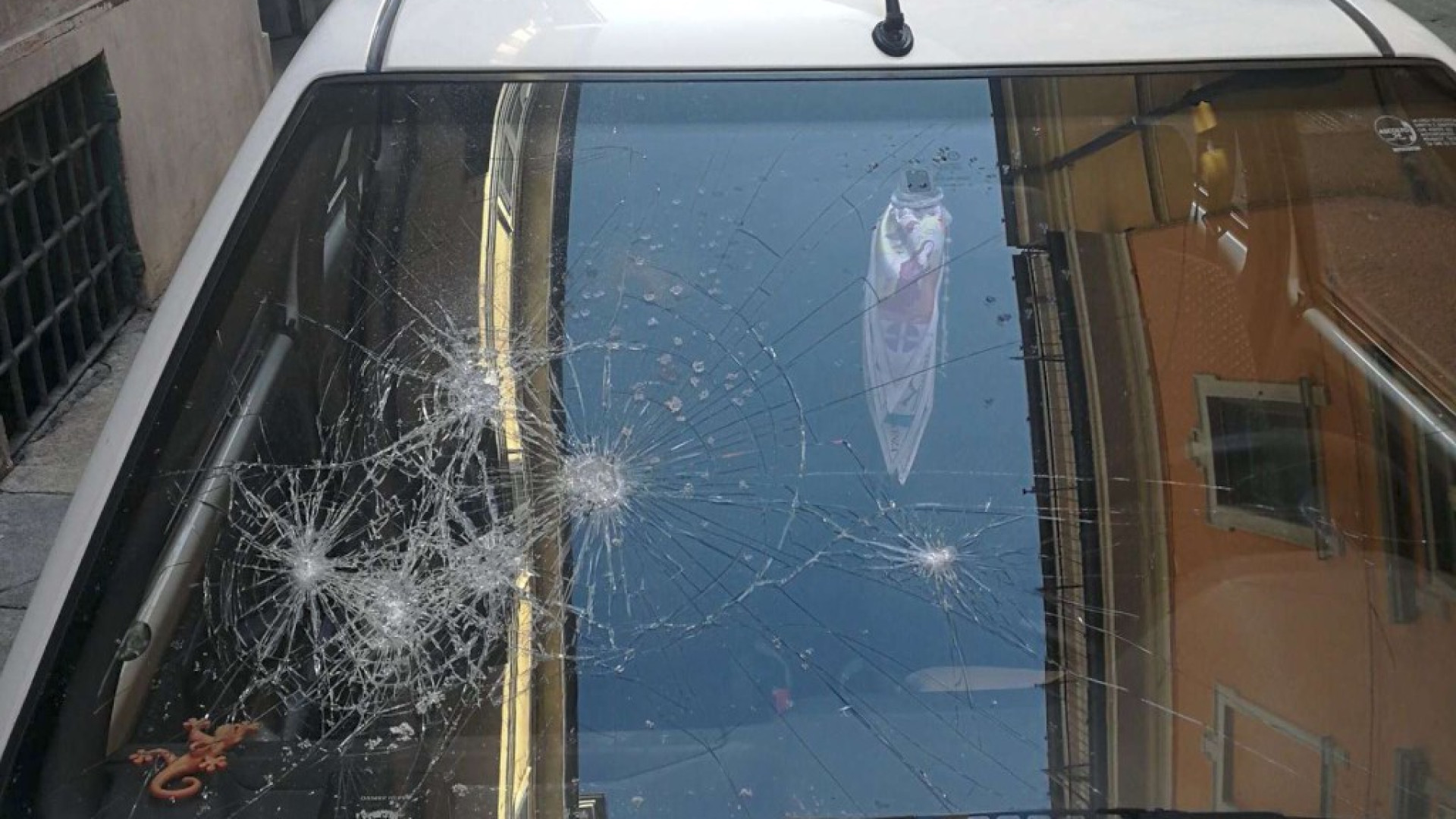 Prende a martellate l'auto del padre morto: "Non volevo vederla sotto casa"