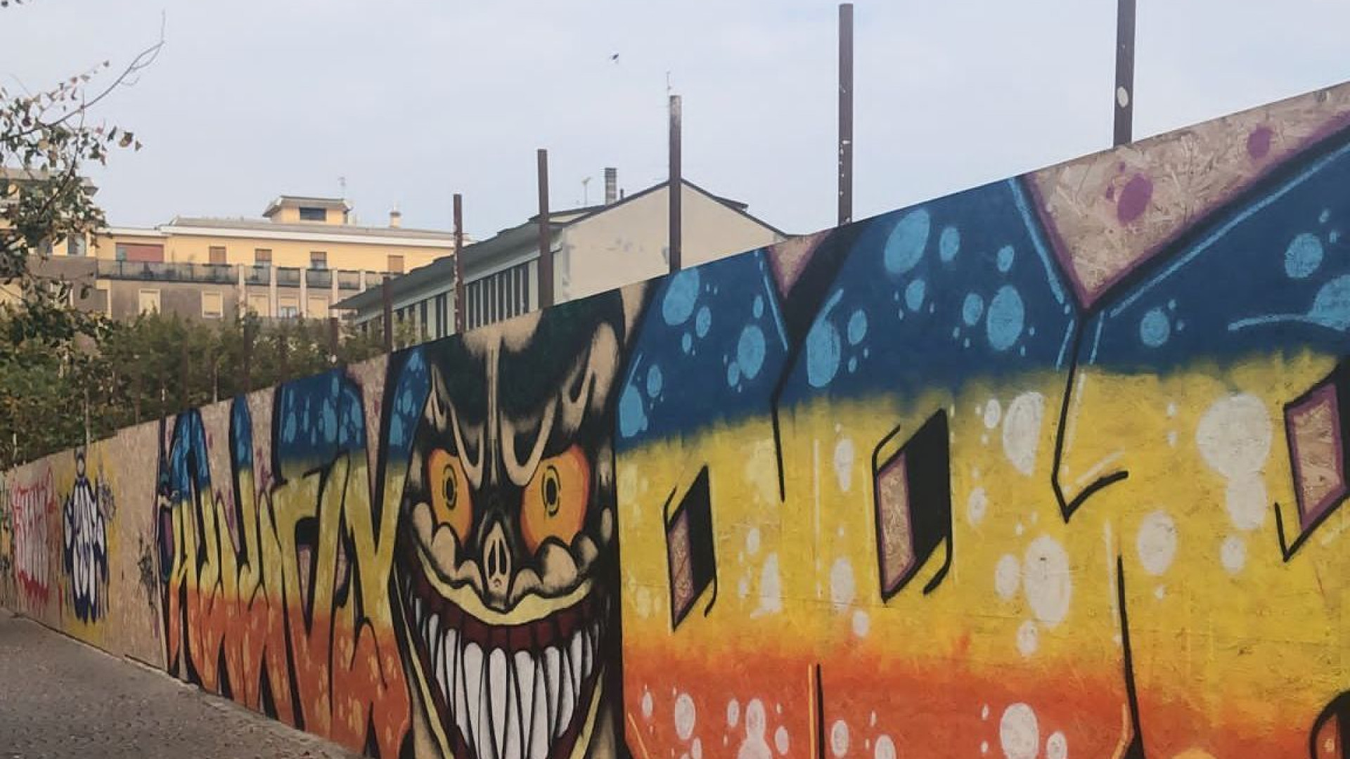 Forte odore in via Risorgimento. "Non possiamo aprire le finestre"