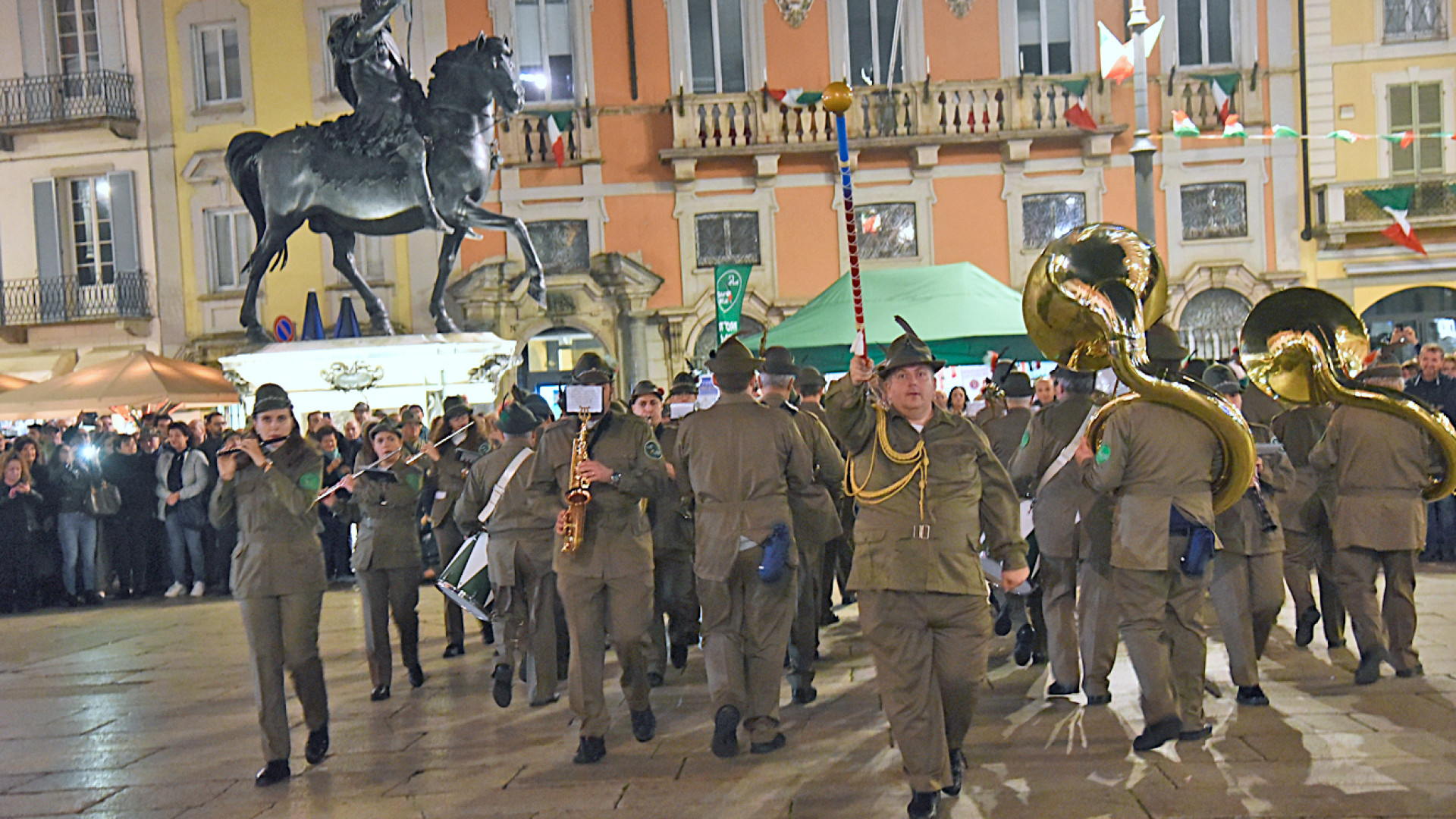 Sabato sera magico in piazza Cavalli con seimila persone. FOTO E VIDEO