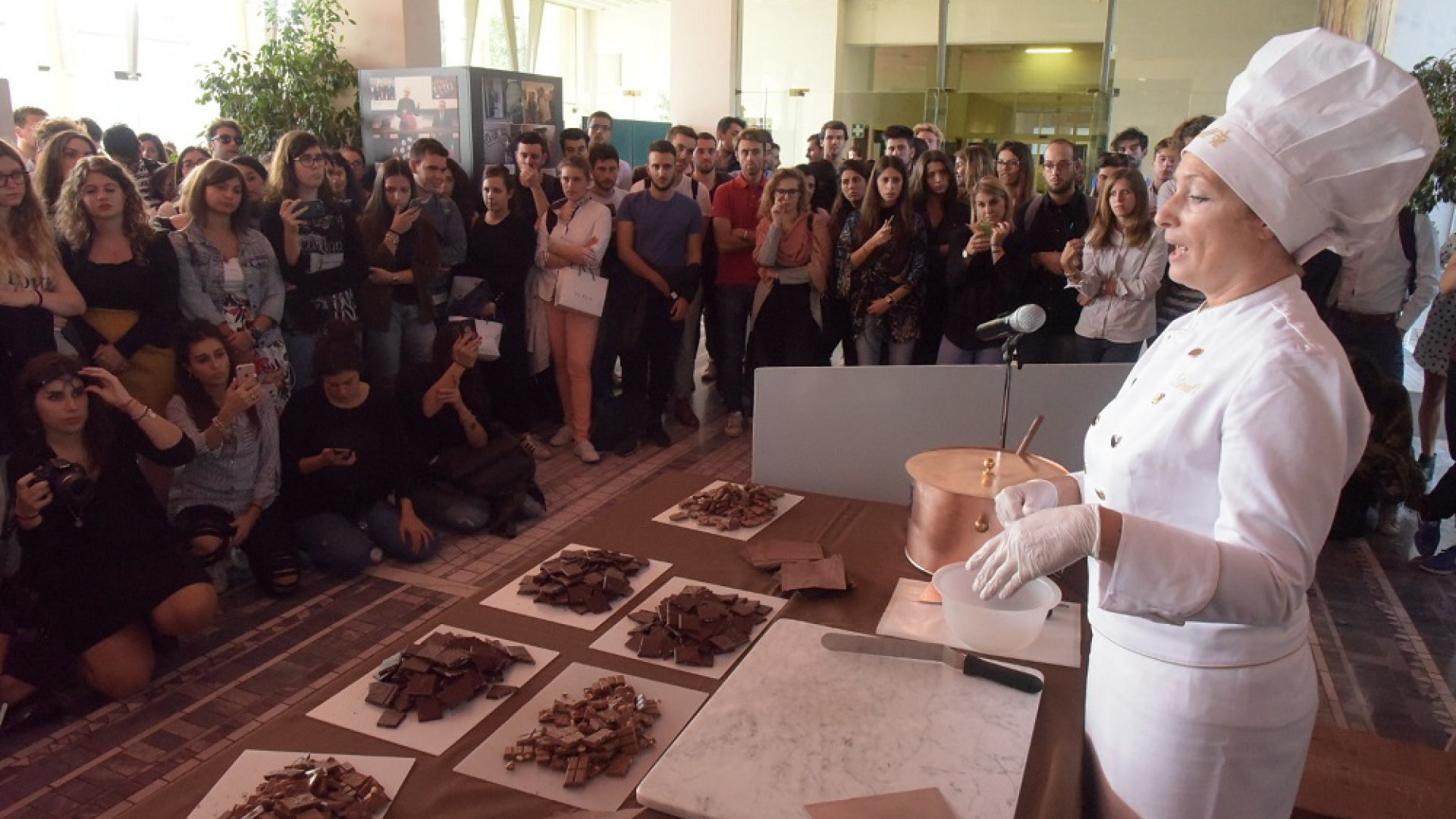 Pomeriggio dolcissimo per gli studenti: alla Cattolica è arrivata la Lindt