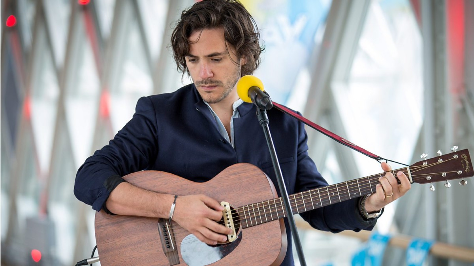Jack Savoretti presenta il suo nuovo album "Miss Italia", che riflette le sue due anime: inglese e italiana