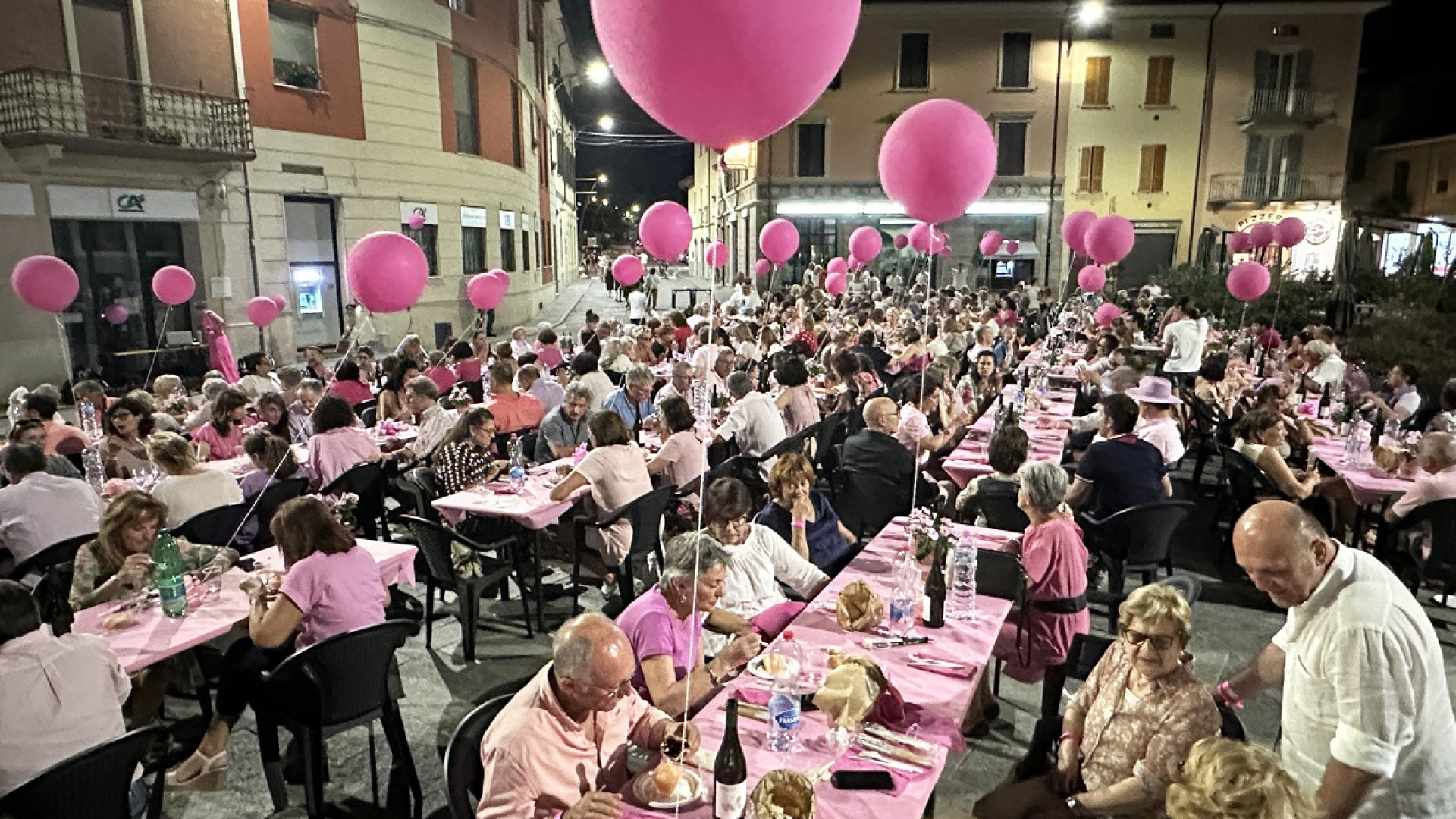Rivergaro, in 250 a tavola per la ricerca. Dalla cena rosa 6mila euro ad Amop