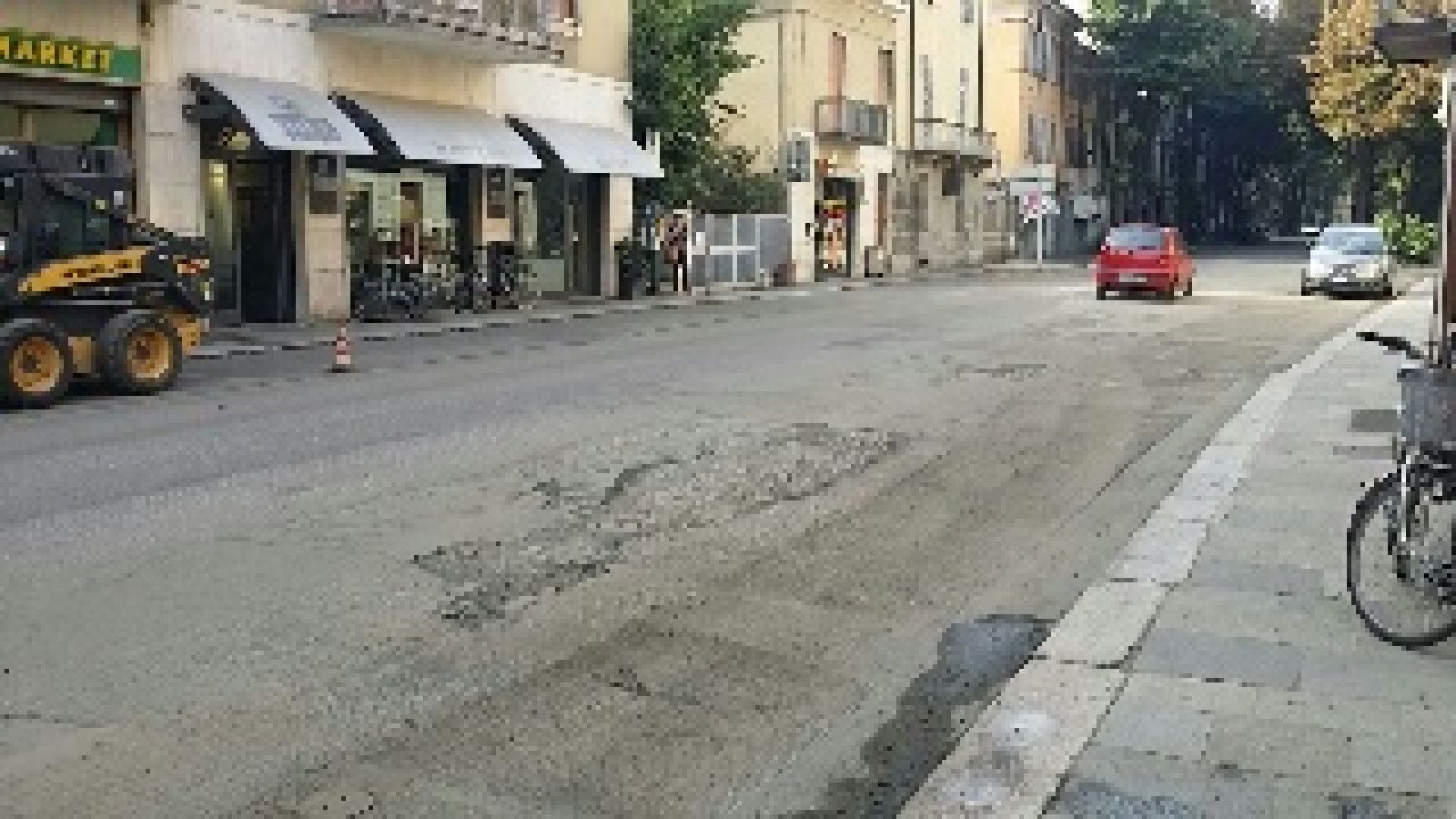 Lavori in corso in via Beverora, la protesta: “Siamo pieni di polvere”