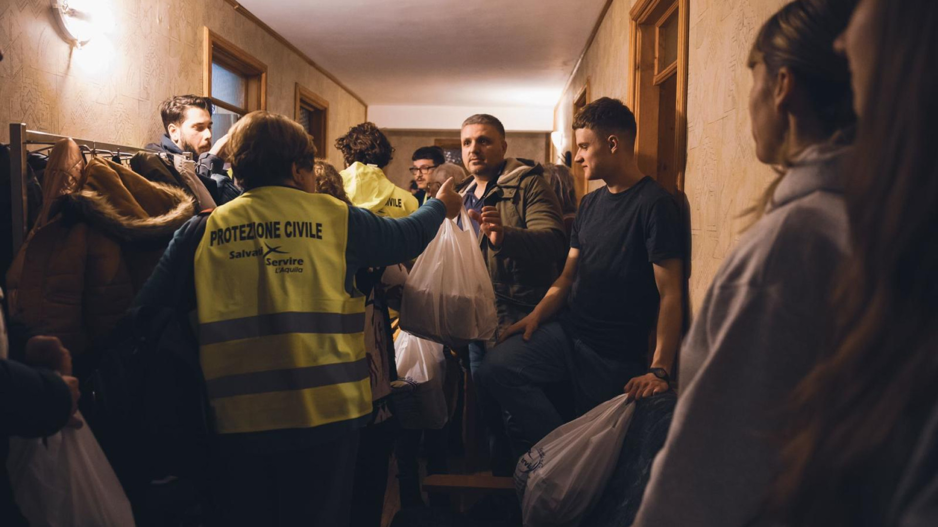 Due pensionati romeni aprono la casa a 38 ucraini in fuga dalla guerra. Il reportage