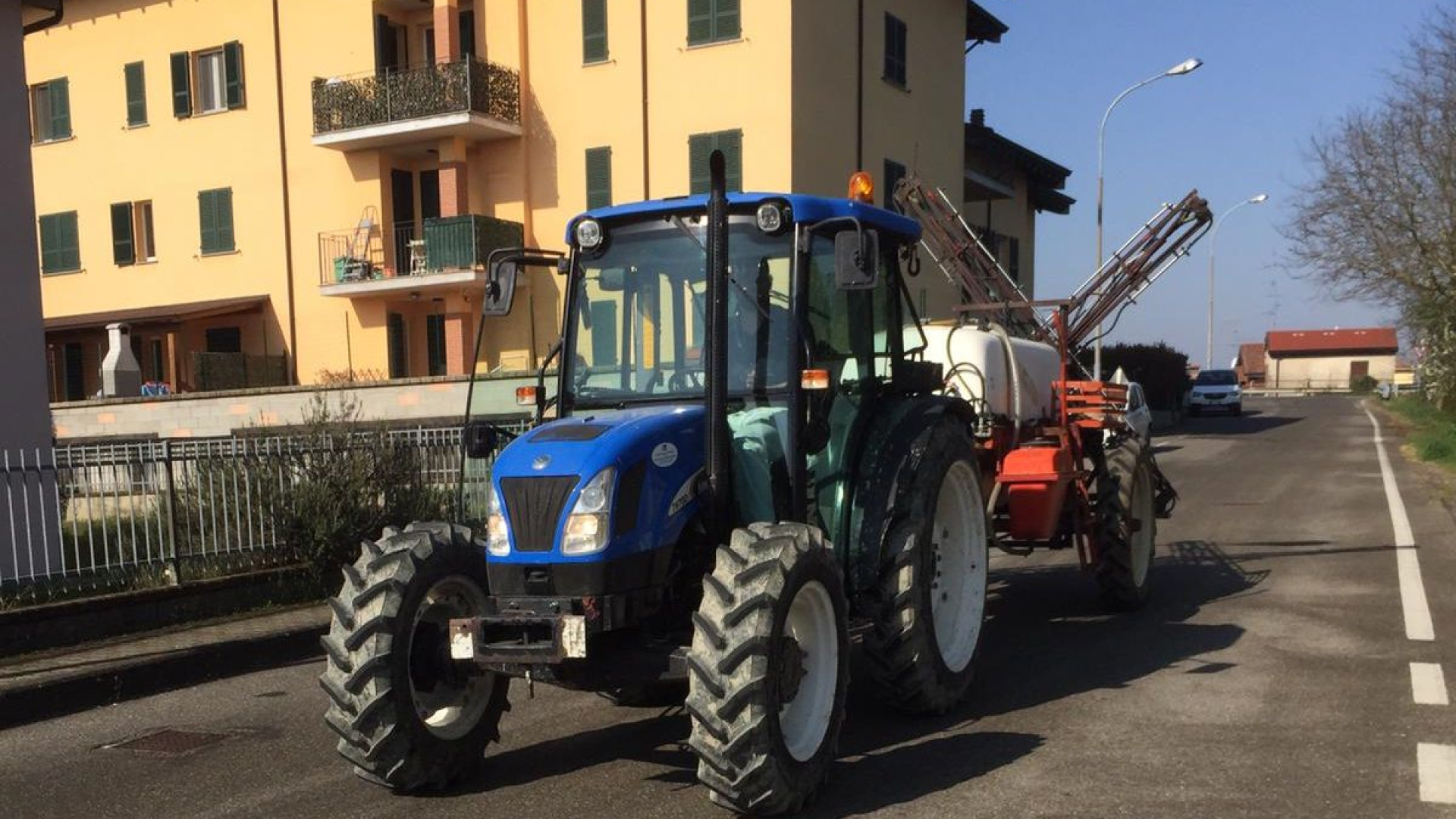 Rivergaro, pulisce le strade col trattore. Lunedì in campo anche Iren