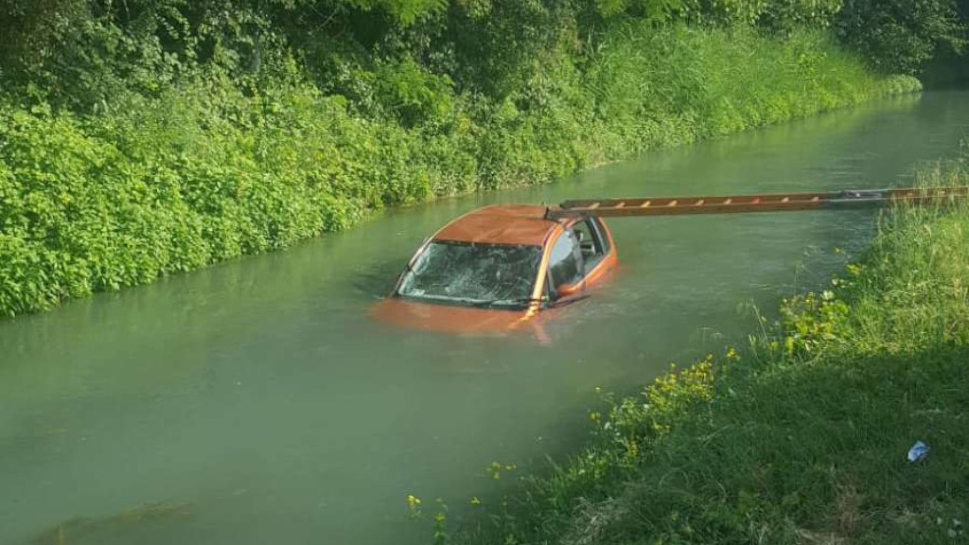Auto nel canale pieno d'acqua, automobilista salvato dai vigili del fuoco