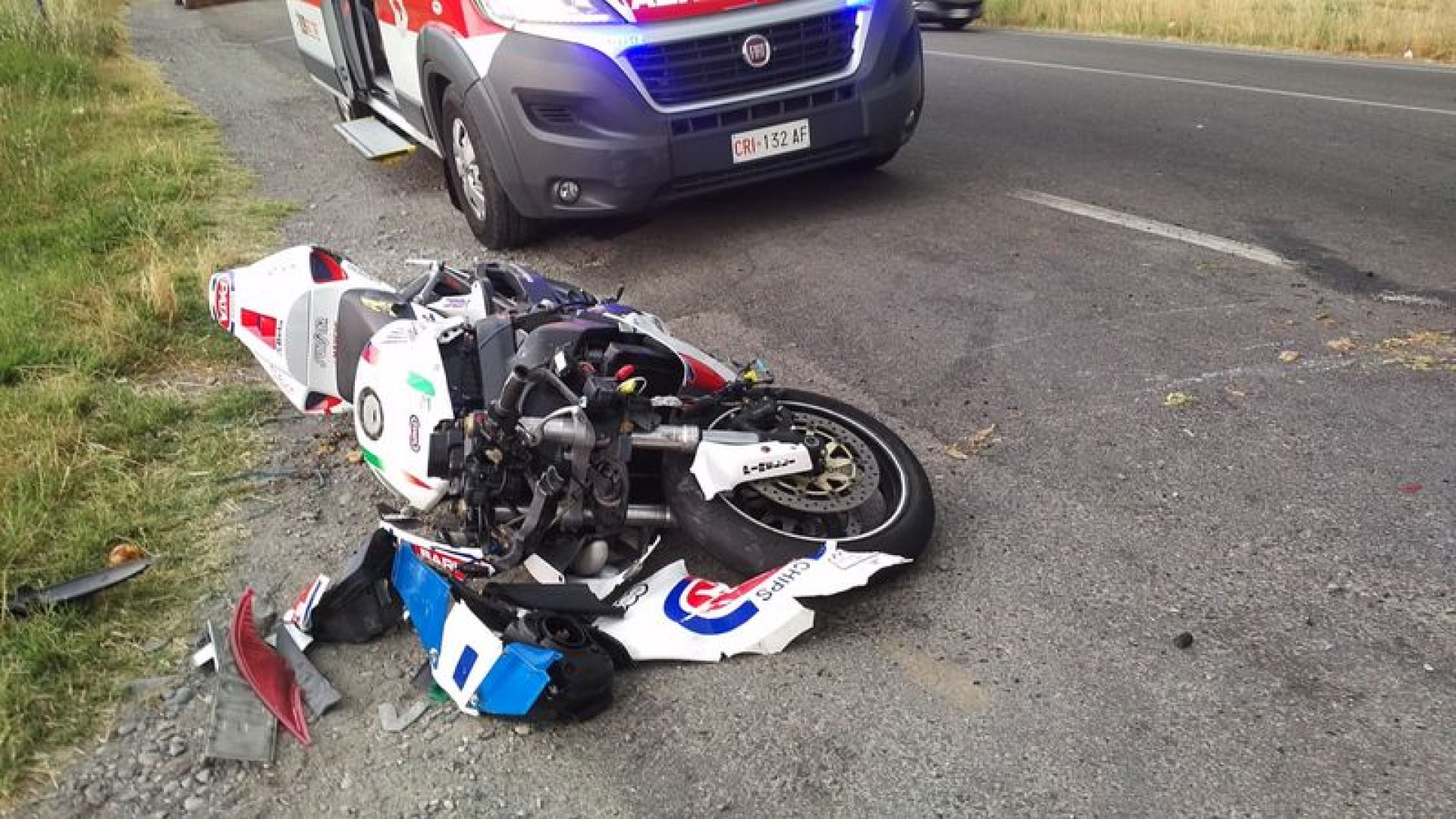 Auto contro moto: giovane sbalzato dalla sella è in gravissime condizioni