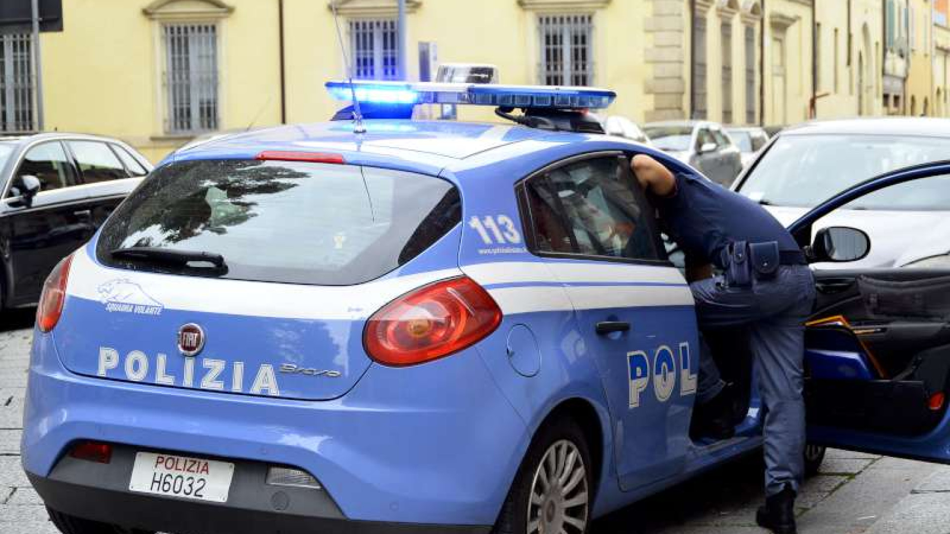 Ventenne ubriaco aggredisce quattro poliziotti: arrestato