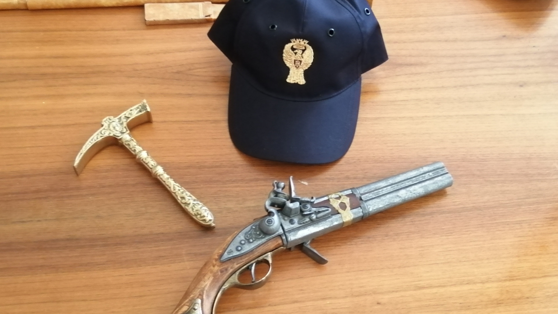Prima picchia la moglie, poi punta una pistola agli agenti: romeno arrestato