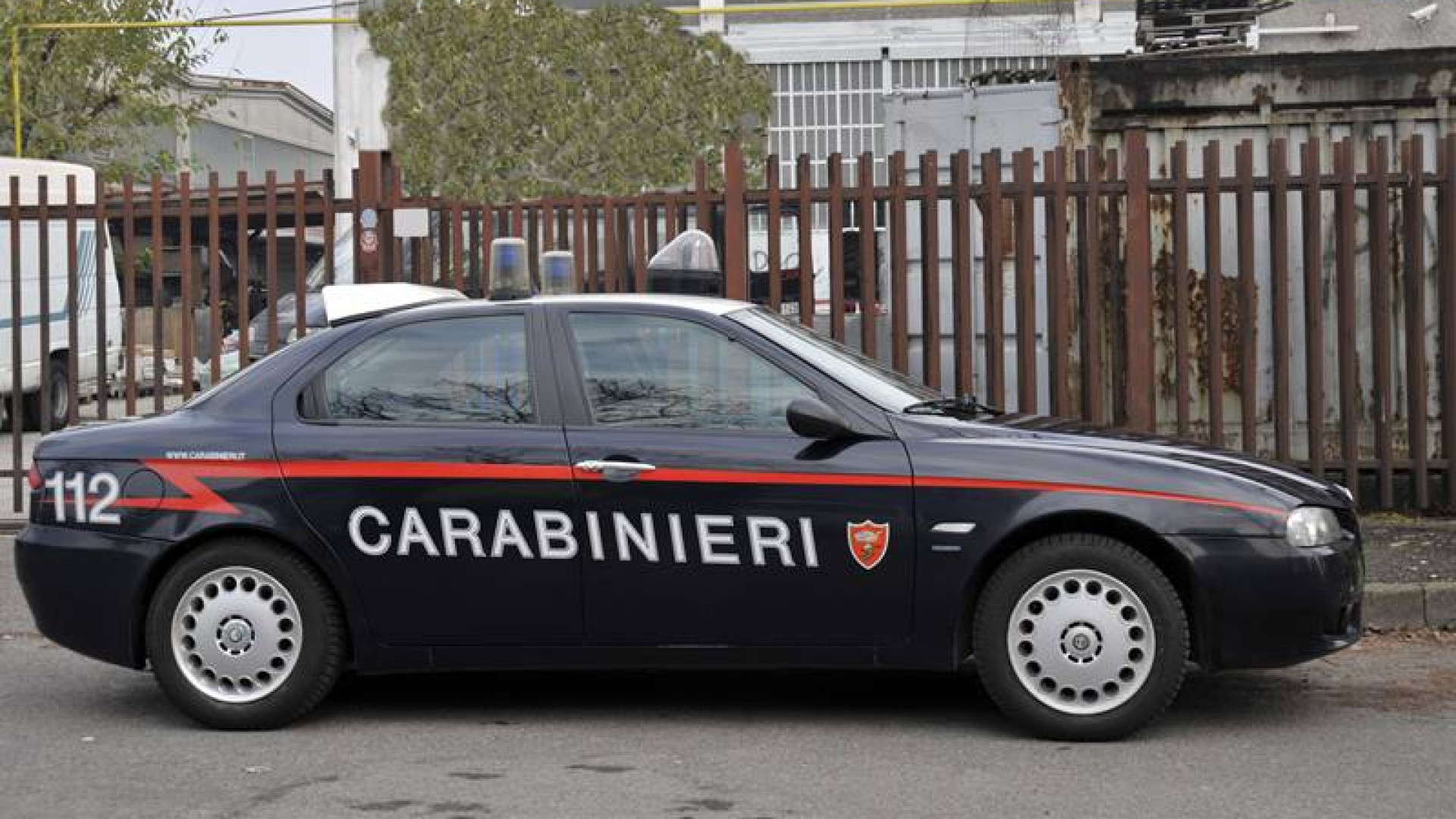 Tenta di rapinare un cliente, trans messo in fuga dai carabinieri