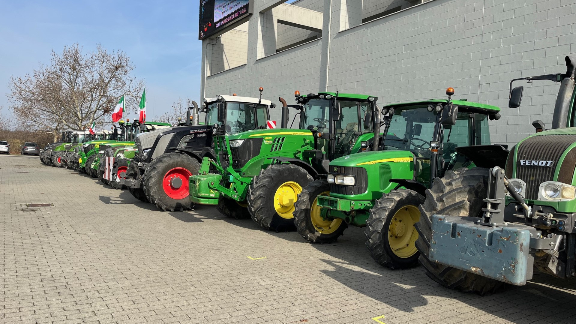 "La filiera del pomodoro è in salute, servono due dighe e lo stop alla concorrenza sleale"