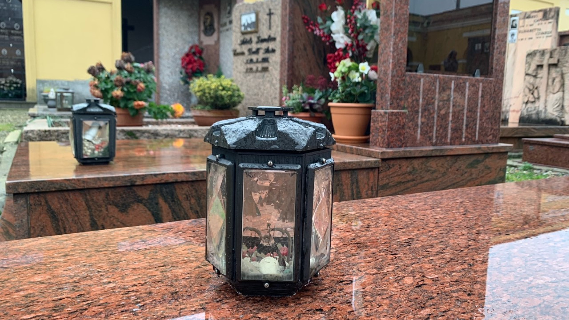 "Luci votive fuori uso", nuova segnalazione dal cimitero di Sant'Antonio. La replica
