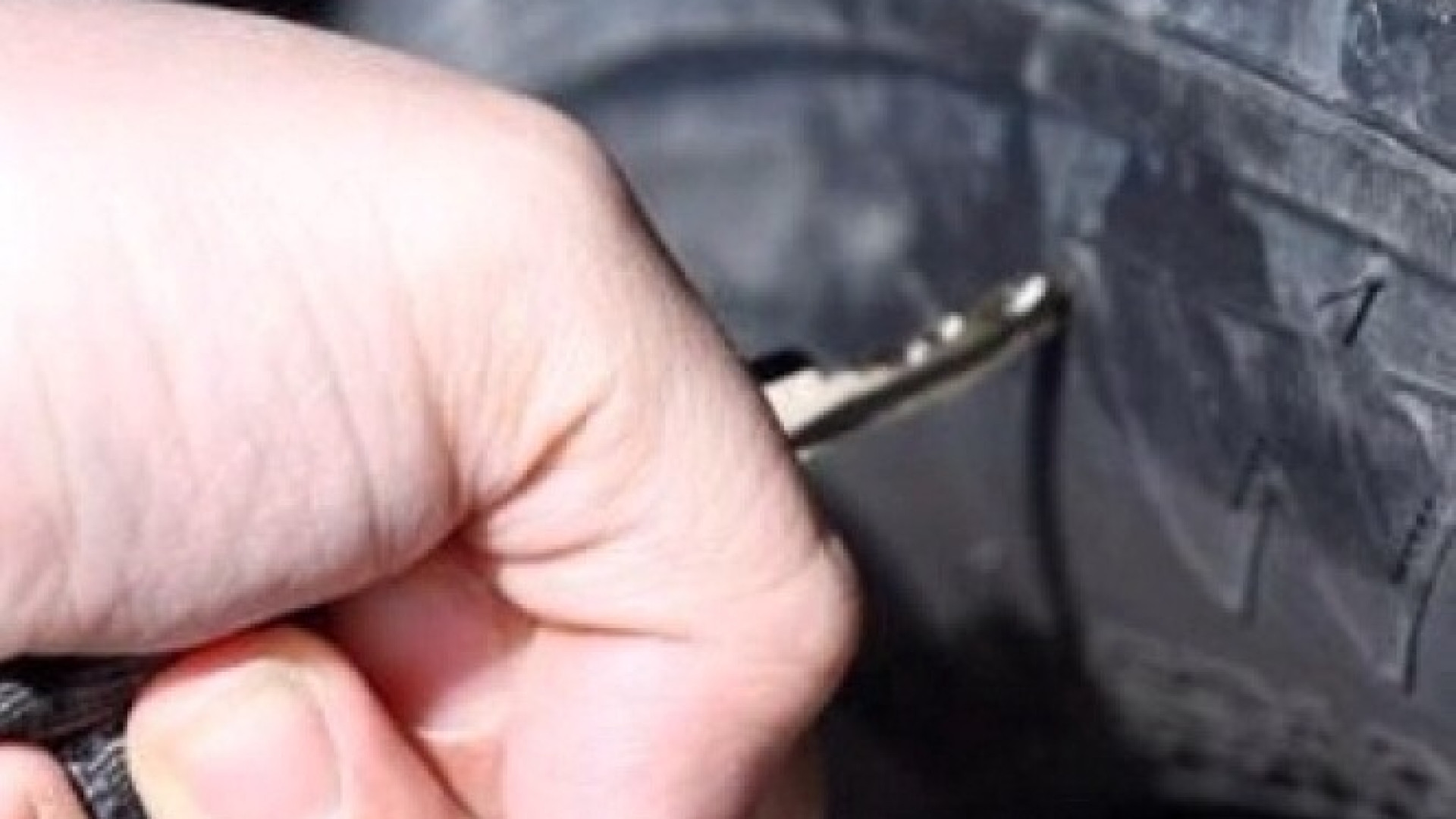 Tagliare le gomme all'auto della prof: la vendetta non riesce, denunciato 14enne