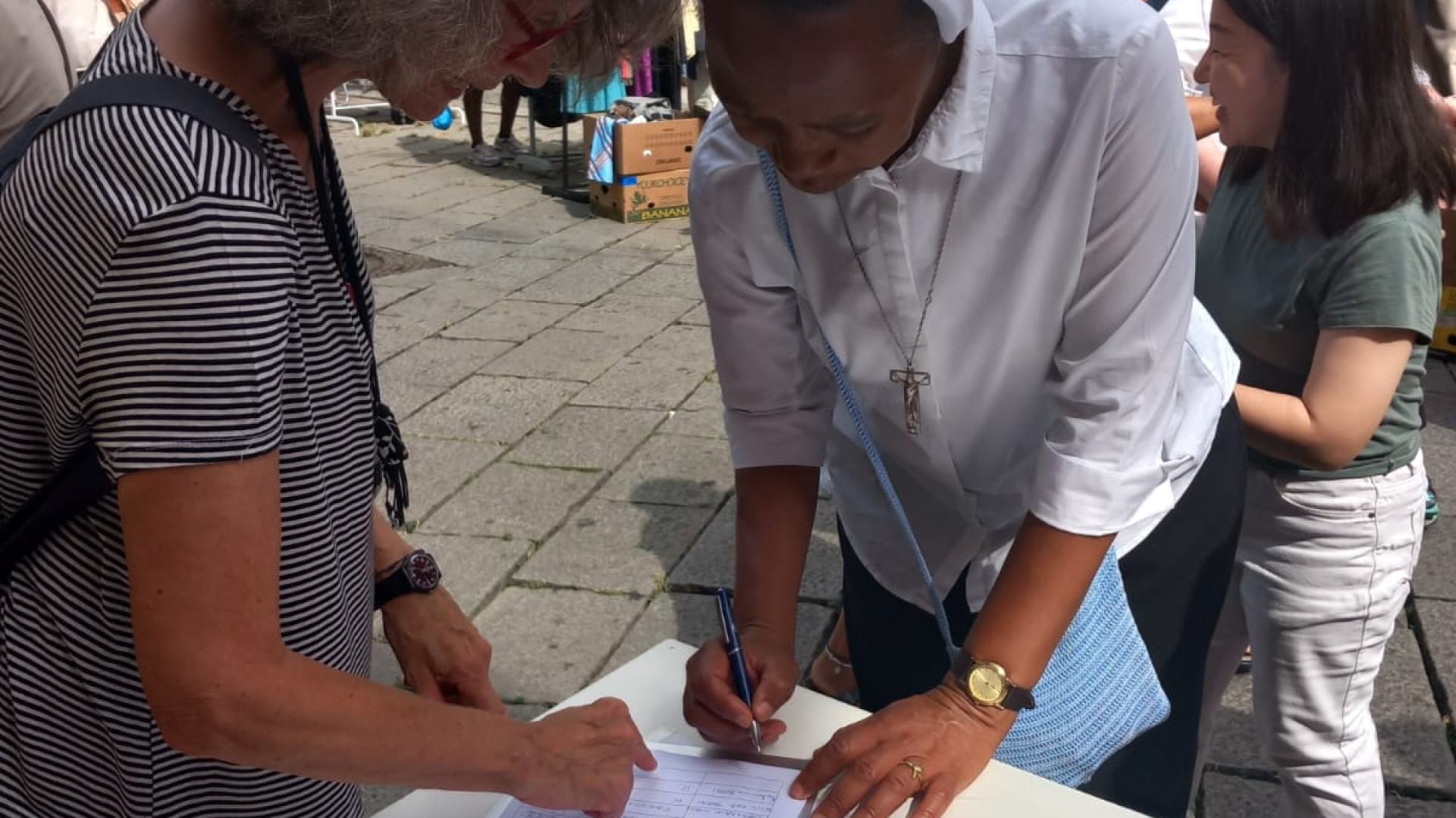 Piazza Cittadella, le suore scalabriniane firmano per gli alberi: "Salviamo il creato"